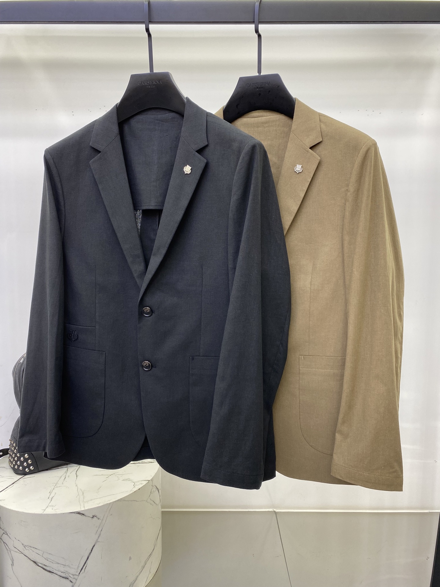 NO:864713,Early spring L Early spring luxury simple series, the latest fashionable men's suit jackets. Simple logo embroidery design, every detail shows craftsmanship, and enough advanced structural tailoring design changes to show men's diverse image changes. Slim and neat, tailored to meet the current popular multi-layered wear, custom studded buttons, unique. Versatile styles for life. Complete with three standards. Boutique shipment. Color black khaki. Size 48 ~ 56, jackets & coats, business suit,19860909早春 L 早春奢简系列,最新时尚男款西装外套.简约logo刺绣设计,处处细节显工艺足够的高级结构性剪裁的设计改变来展现男士多样的形象变化,修身利落、剪裁合体,满足时下正流行的多层次穿搭,定制钉扣,独一无二.生活百搭款式 三标齐全 精品出货 颜色黑色卡其 尺码48 ～56,,jackets & coats,business suit,,Men's clothing