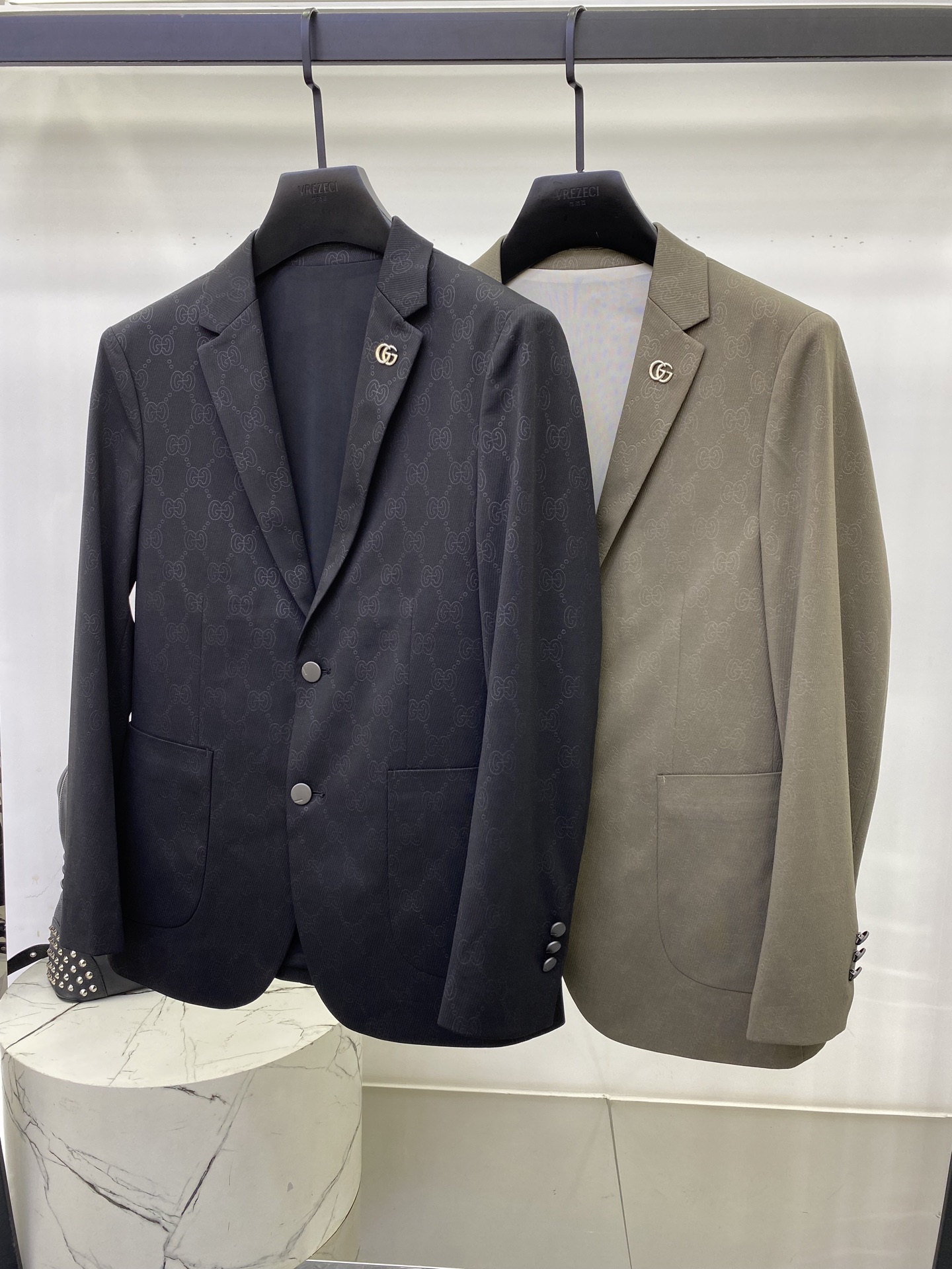 NO:864724,Early spring Gucci 1926 early spring luxury simple series, the latest fashionable men's suit jacket. Simple logo embroidery design, every detail shows craftsmanship, and the design changes of advanced structural tailoring are enough to show the diverse image changes of men. Slim and neat, tailored to meet the current popular multi-layered wear, custom studded buttons, unique. Versatile style for life. Complete with three standards. Boutique shipment. Color: black khaki. Size 48 ~ 56,, jackets & coats, business suit,19860909早春 古奇1926早春奢简系列,最新时尚男款西装外套.简约logo刺绣设计,处处细节显工艺足够的高级结构性剪裁的设计改变来展现男士多样的形象变化,修身利落、剪裁合体,满足时下正流行的多层次穿搭,定制钉扣,独一无二.生活百搭款式 三标齐全 精品出货 颜色黑色卡其 尺码48 ～56,,jackets & coats,business suit,,Men's clothing