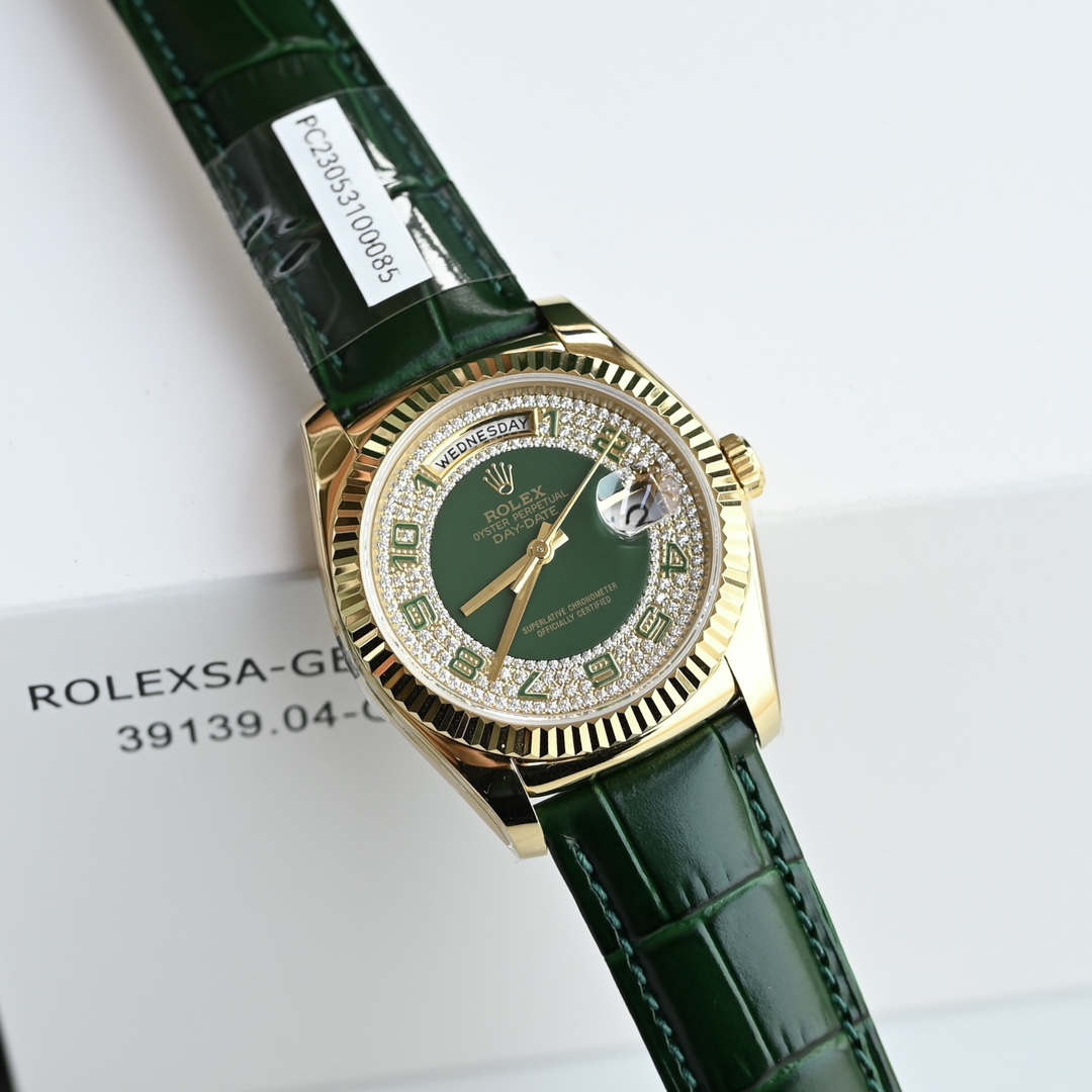 NO:149512,TW American Crocodile Leather Version ROLEX New [American Crocodile Leather DD] Log 36mm Size Weekly Calendar Model, Green Enamel Symbol of Star Classic, Rolex's Only Alligator Leather Belt Style, It has gold and diamond embrace, Weekly Calendar Coexist, Plus the unique green elements of the Lao family, the classic one-piece case, the folding clasp of the pair!  This green enamel 118138 is a painstaking work. After many years, it is still a classic among the classics of Rolex!  From the color matching design, it is a perfect combination of green crocodile leather, green digital hour markers, and green enamel star dial.  The movement is also equipped with the Swiss eta2836 movement at any cost. The movement is stable and accurate, and the weekly dial and calendar disc jump instantly are consistent. The position of the head particle of the shell body is roundly connected to the back of the lug, the crown of the head is second-degree waterproof and the screw-in close-fitting achieves super waterproof effect. The four positions of the back cover lugs are printed to ensure that the original version is consistent. The 6-point anti-counterfeiting logo at the glass is designed with virtual dots and is displayed in the middle layer. The calendar grains on the sapphire glass are synchronized with the official electric blue light design. Each dial diamond is artificially inlaid neatly!  ROLEX Weekly Calendar Day-date36mm Series 118138 Rolex Stars are like a shining star in the famous watch, with unrivalled temperament and charm. Its technology is delicate and clever, and its color and material are perfectly formed by crystals, exuding an elegant and elegant temperament!  Pay attention to the same attention from every detail!  ,rolex,crocodile skin19860909TW 美洲鳄鱼皮版本 ROLEX新款【美洲鳄鱼皮DD】日志36mm尺寸星期日历型,绿珐琅满天星经典中的象征,劳力士中唯一一款鳄鱼皮带款式并且拥有具备金与钻相拥,星期日历共存,加上劳家独有的绿色元素 经典的连体表壳,对版的折叠表扣！这款绿珐琅 118138可谓是费心之作,时隔多年,它依然是劳力士经典的中的经典！从搭色设计更是绝伦逸群,绿色鳄鱼皮,绿色数字时标,绿珐琅满天星表盘 三者完美结合！机芯也是不惜成本搭载瑞士eta2836机芯,机芯稳定走时精准,星期盘与日历盘瞬跳原版一致.壳身分体头粒位置与表耳后方处圆润接合,把头表冠为二度防水且做到旋入式贴身达到超强防水效果,后盖表耳处四个位置印字做到原版一致.玻璃处6点防伪标志为虚点设计且位于中层部位显示,蓝宝石玻璃上的日历晶粒同步官方电蓝光设计.表盘钻石每颗均为人工镶嵌整齐排列！ROLEX星期日历型day-date36mm系列118138劳力士满天星在名表里面就像一颗闪闪发光的明星,气质魅力无可匹敌.它的技术细腻而巧妙,其色泽和材质更是完美的晶体形成,散发出一种优雅而雅致的气质！从每个细节均注重如一！,,rolex,crocodile skin,Watch
