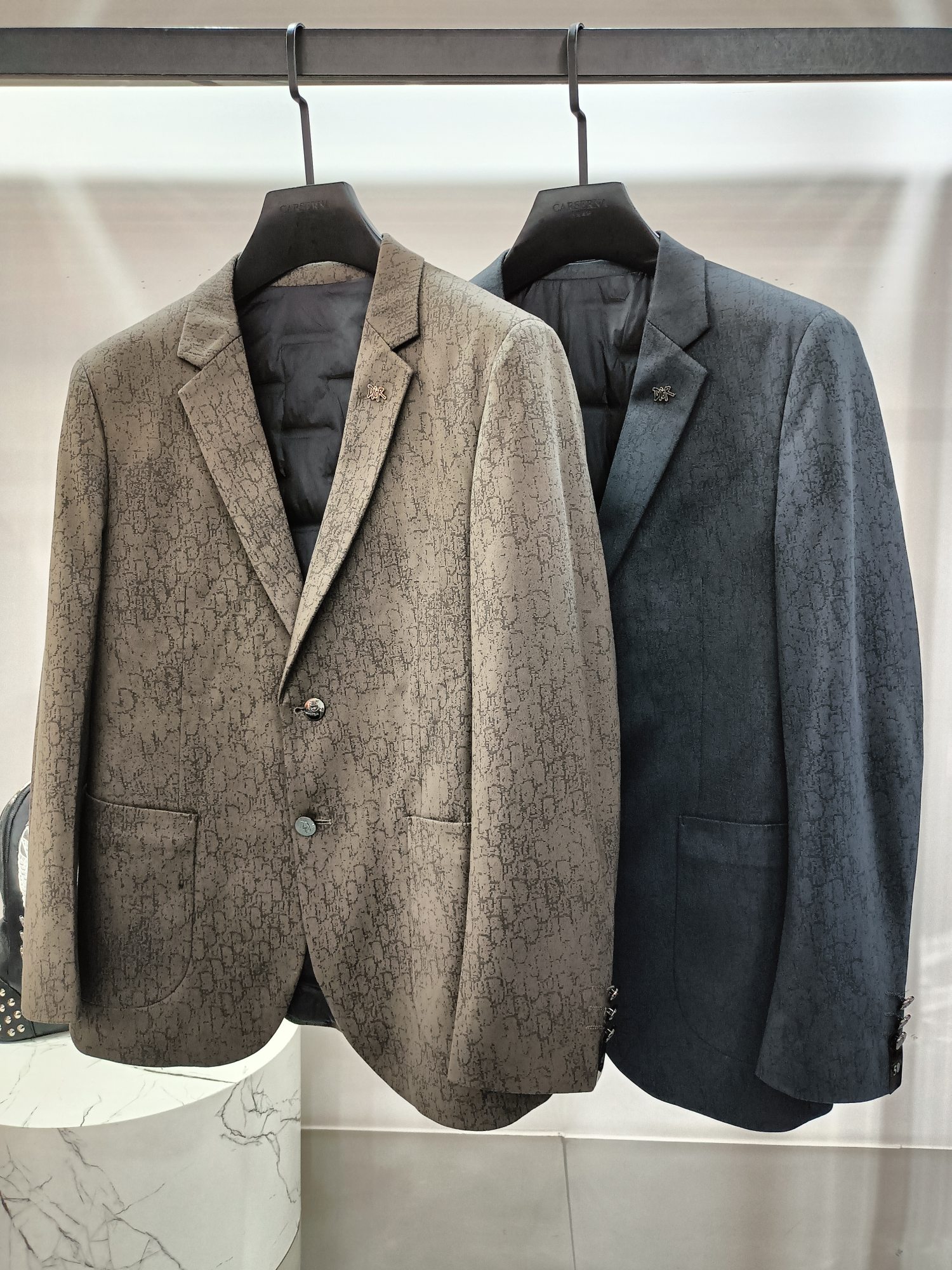 NO:725803,(Available after New Year) Dior exalts taste and shows gentlemanly style - Autumn and winter high-end down jacket casual suit. Every fashionable and successful man who pursues details and advocates taste deserves a casual suit that can show extraordinary temperament. This casual suit we have carefully crafted for you uses top-grade fabrics and exquisite craftsmanship. Every detail reveals extraordinary and nobility.  The unique design uses three-dimensional tailoring technology to perfectly fit the body shape and show an elegant posture. The specially designed three-dimensional LOGO embroidery not only enhances the overall sense of fashion, but also highlights the unique taste of the wearer. The classic colors can be easily controlled whether it is business negotiations or leisure time, showing the charm of a gentleman. High-end quality and European craftsmanship standards ensure that every suit is a work of craftsmanship. From fabric selection to detail processing, everything reflects the ultimate pursuit of quality.  Standard sizes meet the needs of different body types, ensuring that every man can find the one that suits him best. Choosing this casual suit is not only a careful creation of the external image, but also an insistence on the quality of life. It will become a must-have item in your wardrobe and accompany you to confidently welcome every important occasion. Buy it now and start your elegant journey!  Standard size 48-58,,dior,down jacket,business suit,19860909（可年后） 迪奥尊享品味,尽显绅士风范 —— 秋冬高端羽绒服休闲西装 每一位追求细节、崇尚品味的时尚成功男士,都值得拥有一件能够彰显非凡气质的休闲西装,我们为您精心打造的这款休闲西装,采用顶级面料,结合精湛工艺,每一处细节都透露着不凡与尊贵. 独特设计采用立体剪裁技术,完美贴合身形,展现优雅体态.特别设计的LOGO立体绣花,不仅提升了整体的时尚感,更彰显了穿着者的独特品味. 经典色彩,无论是商务洽谈还是休闲时光,都能轻松驾驭,尽显绅士魅力. 高端品质与欧洲同步的工艺标准,确保每一件西装都是匠心之作.从面料选择到细节处理,无不体现出对品质的极致追求. 标准版型尺码,满足不同体型需求,确保每位男士都能找到最适合自己的那一款. 选择这款休闲西装,不仅是对外在形象的精心打造,更是对生活品质的一种坚持.它将成为您衣橱中的必备单品,陪伴您自信地迎接每一个重要场合.立即选购,开启您的优雅之旅！标准尺码48-58,,dior,down jacket,business suit,,Men's clothing