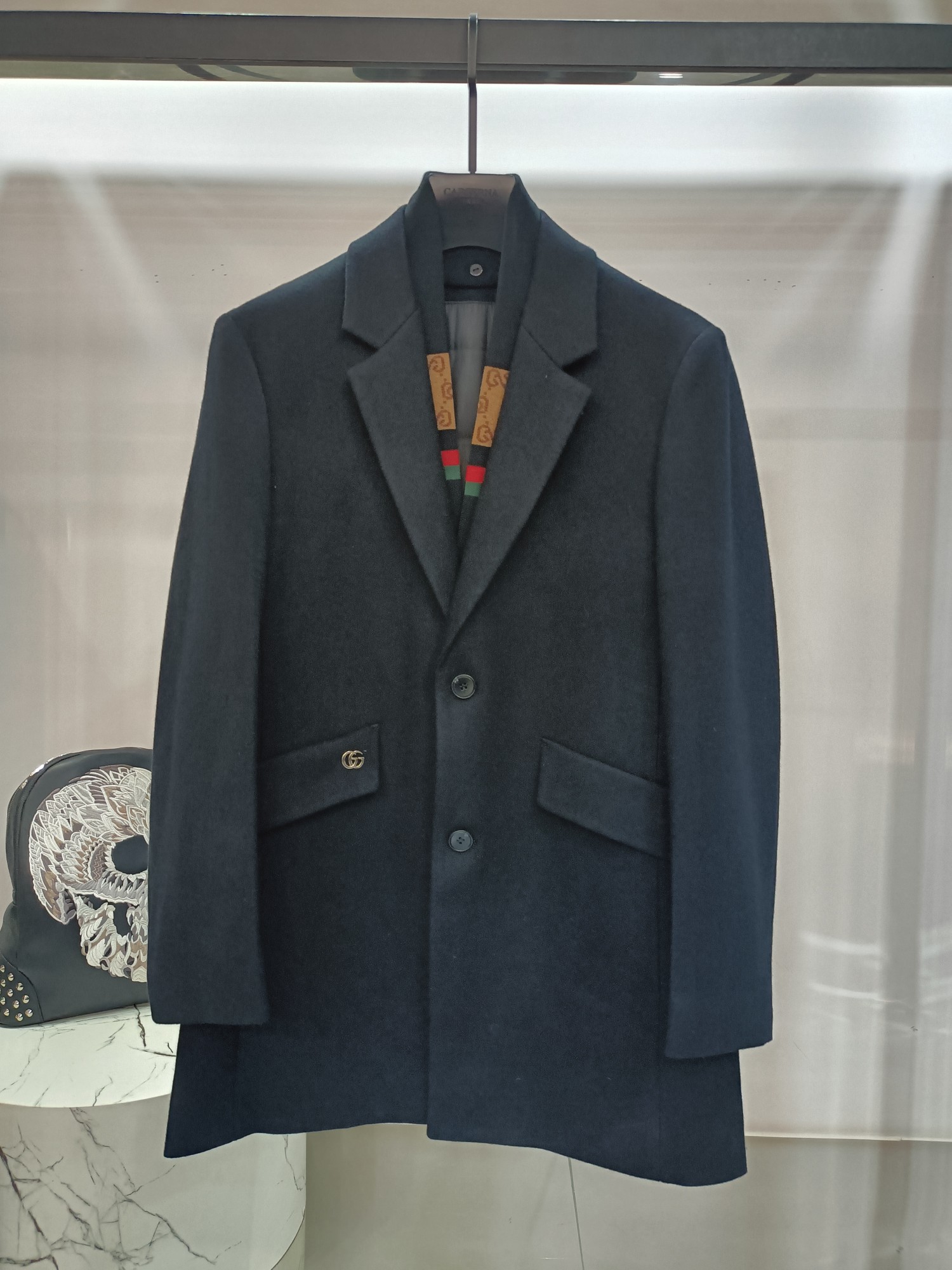 NO:725744,(Available after New Year) GUCCI exalts taste and shows gentlemanly style - high-end down casual suit for autumn and winter. Every fashionable and successful man who pursues details and advocates taste deserves a casual suit that can show extraordinary temperament. This casual suit we have carefully crafted for you uses top-grade fabrics and combines exquisite craftsmanship. Every detail reveals extraordinary and nobility.  The unique design uses three-dimensional tailoring technology to perfectly fit the body shape and show an elegant posture. The specially designed three-dimensional LOGO embroidery not only enhances the overall sense of fashion, but also highlights the unique taste of the wearer. The classic colors can be easily controlled whether it is business negotiations or leisure time, showing the charm of a gentleman. High-end quality and European craftsmanship standards ensure that every suit is a work of craftsmanship. From fabric selection to detail processing, everything reflects the ultimate pursuit of quality.  Standard sizes meet the needs of different body types, ensuring that every man can find the one that suits him best. Choosing this casual suit is not only a careful creation of the external image, but also an insistence on the quality of life. It will become a must-have item in your wardrobe and accompany you to confidently welcome every important occasion. Buy it now and start your elegant journey!  Standard size 48-58,,gucci,down jacket,business suit,19860909（可年后） 古奇GUCCI尊享品味,尽显绅士风范 ——秋冬高端羽绒休闲西装 每一位追求细节、崇尚品味的时尚成功男士,都值得拥有一件能够彰显非凡气质的休闲西装,我们为您精心打造的这款休闲西装,采用顶级面料,结合精湛工艺,每一处细节都透露着不凡与尊贵. 独特设计采用立体剪裁技术,完美贴合身形,展现优雅体态.特别设计的LOGO立体绣花,不仅提升了整体的时尚感,更彰显了穿着者的独特品味. 经典色彩,无论是商务洽谈还是休闲时光,都能轻松驾驭,尽显绅士魅力. 高端品质与欧洲同步的工艺标准,确保每一件西装都是匠心之作.从面料选择到细节处理,无不体现出对品质的极致追求. 标准版型尺码,满足不同体型需求,确保每位男士都能找到最适合自己的那一款. 选择这款休闲西装,不仅是对外在形象的精心打造,更是对生活品质的一种坚持.它将成为您衣橱中的必备单品,陪伴您自信地迎接每一个重要场合.立即选购,开启您的优雅之旅！标准尺码48-58,,gucci,down jacket,business suit,,Men's clothing