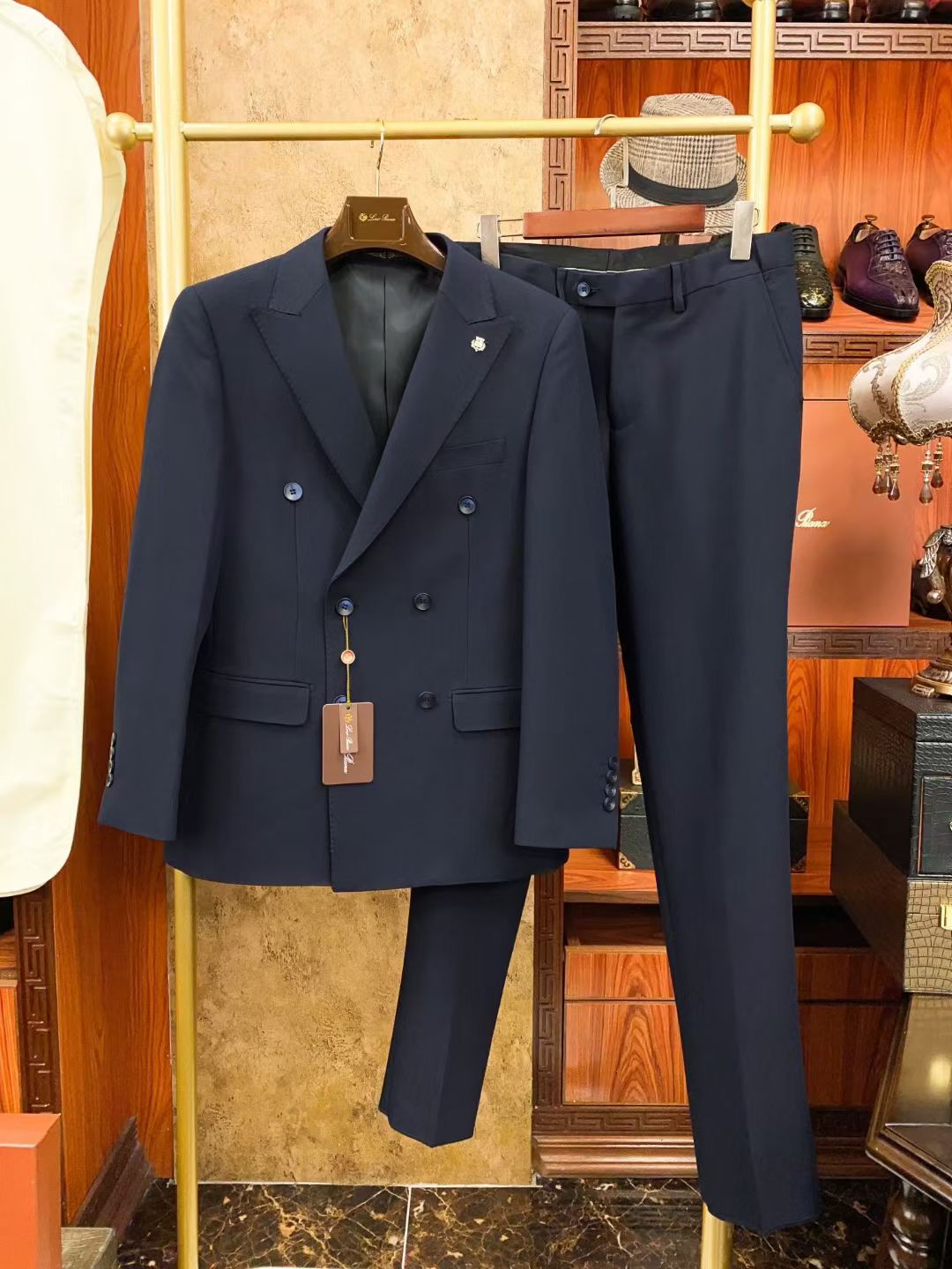 NO:864800,LP double-breasted, FW wool blended LP. Men's business casual suit with chest logo embellishment#  Comfortable and elastic, different from ordinary suit fabrics, this is a knitted fabric containing wool, so the fabric will be much softer than traditional suits and will not be too rigid. It has a real texture to the touch, not the kind of loose fabric. The velvet feel is rich, porcelain is solid and wide, and it is not comparable to the chemical fiber anti-wool version on the market. 30 sheep wool + 32.2 polyester fiber + 5 cotton + 22.8 viscose modal fiber. Pure natural modal fiber, degradable, harmless, soft  Comfortable, smooth and shiny surface, perfect quality in every detail, fashionable, comfortable and high-quality, it can be your first choice whether it is a business occasion or leisure time. Enjoy the fashionable and handsome style, allowing you to show your personality and charm in different occasions. Whether you are a young man or a mature gentleman, the wool knitted casual suit jacket will become one of your first choices for daily wear. Complete your style transformation and face every day of life calmly!  Size M-XXXL,,loro piana,jackets & coats,business suit,19860909LP双排扣,FW羊毛混纺LP.胸标点缀男士商务休闲西服套装# 舒适有弹力,区别于普通的西装面料,这个是含羊毛的针织面料,织出来的所以面料会比传统西装柔软很多不会太过于板正.摸起来实实在在的质感,不是那种松松垮垮的面料.绒感丰润瓷实挺阔,不是市面化纤防羊毛版本可比拟的.30绵羊毛+32.2聚酯纤维+5棉+22.8粘纤莫代尔.纯天然莫代尔纤维,可降解无害,柔软舒适,表面顺滑有光泽,每一处细节都呈现出完美的品质,时尚、舒适、品质兼具,无论是商务场合还是休闲时光,都能成为你的首选.尽享着时尚帅气风格,让你在不同场合下展现自己的个性与魅力.无论你是年少青年还是成熟绅士,羊毛针织休闲西装外套都将成为你日常穿着的首选之一.完成你的风格转换,从容面对生活的每一天！ 码数M-XXXL,,loro piana,jackets & coats,business suit,,Men's clothing
