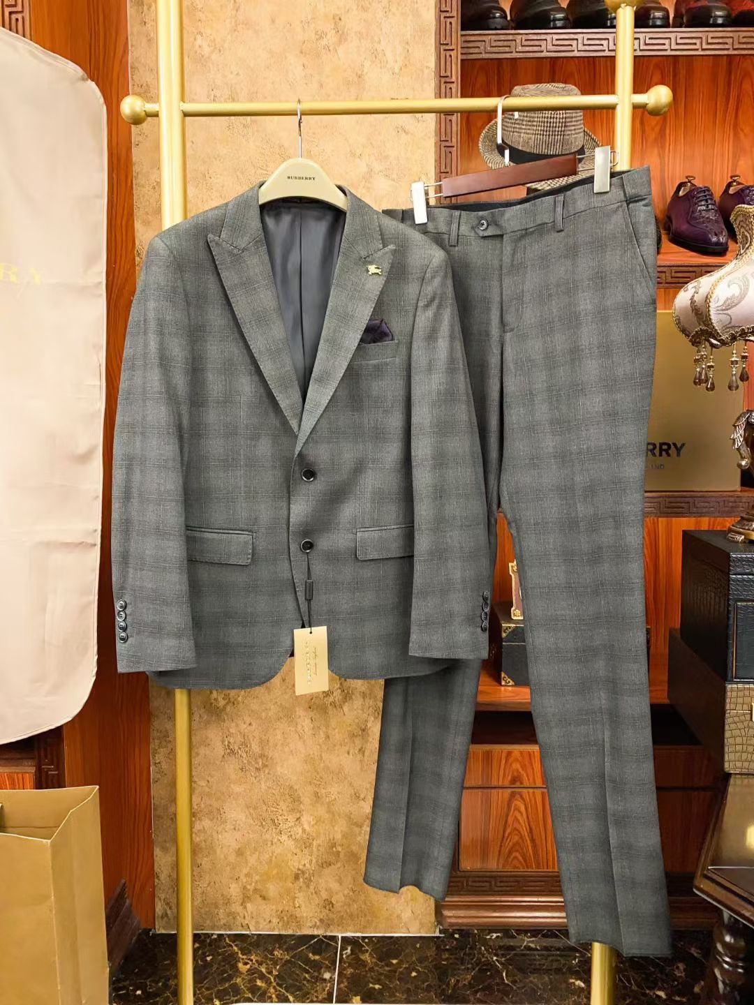 NO:864788,Burberry, FW wool blended Burberry. Burberry chest logo embellished men's business casual suit#  Comfortable and elastic, different from ordinary suit fabrics, this is a knitted fabric containing wool, so the fabric will be much softer than traditional suits and will not be too rigid. It has a real texture to the touch, not the kind of loose fabric. The velvet feel is rich, porcelain is solid and wide, and it is not comparable to the chemical fiber anti-wool version on the market. 30 sheep wool + 32.2 polyester fiber + 5 cotton + 22.8 viscose modal fiber. Pure natural modal fiber, degradable, harmless, soft  Comfortable, smooth and shiny surface, perfect quality in every detail, fashionable, comfortable and high-quality, it can be your first choice whether it is a business occasion or leisure time. Enjoy the fashionable and handsome style, allowing you to show your personality and charm in different occasions. Whether you are a young man or a mature gentleman, the wool knitted casual suit jacket will become one of your first choices for daily wear. Complete your style transformation and face every day of life calmly!  Size M-XXXL,,burberry,burberry,jackets & coats,business suit,19860909巴宝莉,FW羊毛混纺巴家.巴宝莉胸标点缀男士商务休闲西服套装# 舒适有弹力,区别于普通的西装面料,这个是含羊毛的针织面料,织出来的所以面料会比传统西装柔软很多不会太过于板正.摸起来实实在在的质感,不是那种松松垮垮的面料.绒感丰润瓷实挺阔,不是市面化纤防羊毛版本可比拟的.30绵羊毛+32.2聚酯纤维+5棉+22.8粘纤莫代尔.纯天然莫代尔纤维,可降解无害,柔软舒适,表面顺滑有光泽,每一处细节都呈现出完美的品质,时尚、舒适、品质兼具,无论是商务场合还是休闲时光,都能成为你的首选.尽享着时尚帅气风格,让你在不同场合下展现自己的个性与魅力.无论你是年少青年还是成熟绅士,羊毛针织休闲西装外套都将成为你日常穿着的首选之一.完成你的风格转换,从容面对生活的每一天！ 码数M-XXXL,,burberry,burberry,jackets & coats,business suit,,Men's clothing