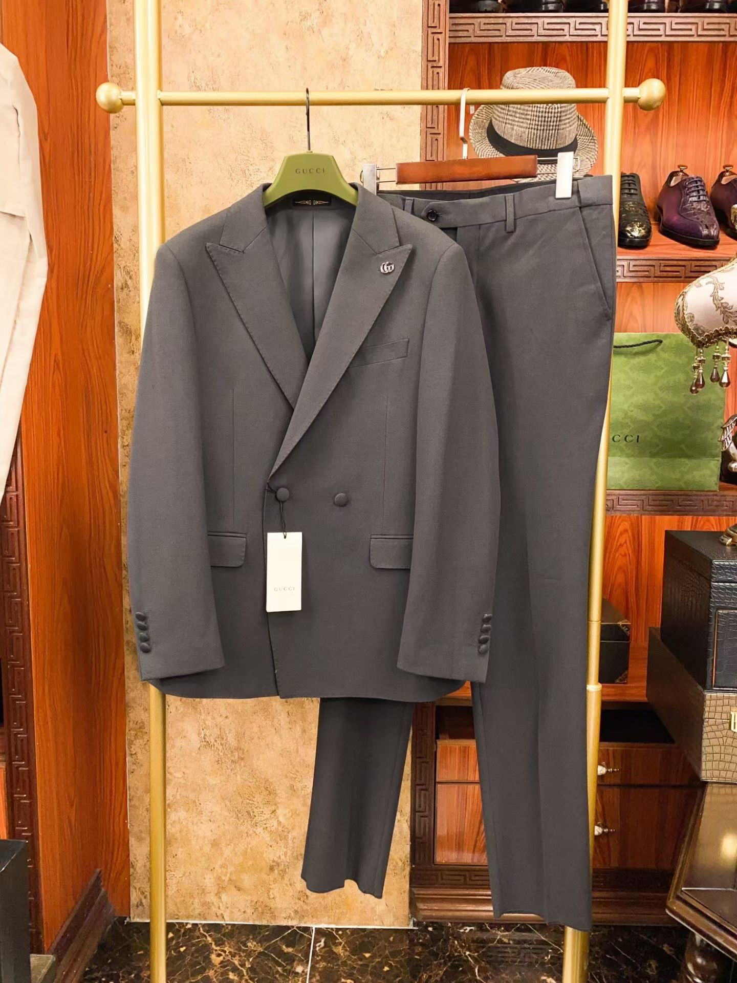 NO:864776,Gucci, FW wool blended Gucci. Chest logo embellished men's business casual suit#  Comfortable and elastic, different from ordinary suit fabrics, this is a knitted fabric containing wool, so the fabric will be much softer than traditional suits and will not be too rigid. It has a real texture to the touch, not the kind of loose fabric. The velvet feel is rich, porcelain is solid and wide, and it is not comparable to the chemical fiber anti-wool version on the market. 30 sheep wool + 32.2 polyester fiber + 5 cotton + 22.8 viscose modal fiber. Pure natural modal fiber, degradable, harmless, soft  Comfortable, smooth and shiny surface, perfect quality in every detail, fashionable, comfortable and high-quality, it can be your first choice whether it is a business occasion or leisure time. Enjoy the fashionable and handsome style, allowing you to show your personality and charm in different occasions. Whether you are a young man or a mature gentleman, the wool knitted casual suit jacket will become one of your first choices for daily wear. Complete your style transformation and face every day of life calmly!  Size M-XXXL,,jackets & coats,business suit,19860909古奇,FW羊毛混纺古奇.胸标点缀男士商务休闲西服套装# 舒适有弹力,区别于普通的西装面料,这个是含羊毛的针织面料,织出来的所以面料会比传统西装柔软很多不会太过于板正.摸起来实实在在的质感,不是那种松松垮垮的面料.绒感丰润瓷实挺阔,不是市面化纤防羊毛版本可比拟的.30绵羊毛+32.2聚酯纤维+5棉+22.8粘纤莫代尔.纯天然莫代尔纤维,可降解无害,柔软舒适,表面顺滑有光泽,每一处细节都呈现出完美的品质,时尚、舒适、品质兼具,无论是商务场合还是休闲时光,都能成为你的首选.尽享着时尚帅气风格,让你在不同场合下展现自己的个性与魅力.无论你是年少青年还是成熟绅士,羊毛针织休闲西装外套都将成为你日常穿着的首选之一.完成你的风格转换,从容面对生活的每一天！ 码数M-XXXL,,jackets & coats,business suit,,Men's clothing