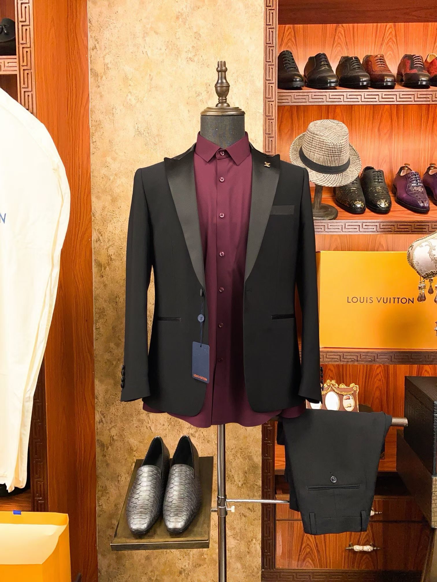 NO:864738,LV, FW wool blended Bajia.LV chest logo embellished men's business casual suit#  Comfortable and elastic, different from ordinary suit fabrics, this is a knitted fabric containing wool, so the fabric will be much softer than traditional suits and will not be too rigid. It has a real texture to the touch, not the kind of loose fabric. The velvet feel is rich, porcelain is solid and wide, and it is not comparable to the chemical fiber anti-wool version on the market. 30 sheep wool + 32.2 polyester fiber + 5 cotton + 22.8 viscose modal fiber. Pure natural modal fiber, degradable, harmless, soft  Comfortable, smooth and shiny surface, perfect quality in every detail, fashionable, comfortable and high-quality, it can be your first choice whether it is a business occasion or leisure time. Enjoy the fashionable and handsome style, allowing you to show your personality and charm in different occasions. Whether you are a young man or a mature gentleman, the wool knitted casual suit jacket will become one of your first choices for daily wear. Complete your style transformation and face every day of life calmly!  Size M-XXXL,,louis vuitton,burberry,jackets & coats,business suit,19860909LV,FW羊毛混纺巴家.LV胸标点缀男士商务休闲西服套装# 舒适有弹力,区别于普通的西装面料,这个是含羊毛的针织面料,织出来的所以面料会比传统西装柔软很多不会太过于板正.摸起来实实在在的质感,不是那种松松垮垮的面料.绒感丰润瓷实挺阔,不是市面化纤防羊毛版本可比拟的.30绵羊毛+32.2聚酯纤维+5棉+22.8粘纤莫代尔.纯天然莫代尔纤维,可降解无害,柔软舒适,表面顺滑有光泽,每一处细节都呈现出完美的品质,时尚、舒适、品质兼具,无论是商务场合还是休闲时光,都能成为你的首选.尽享着时尚帅气风格,让你在不同场合下展现自己的个性与魅力.无论你是年少青年还是成熟绅士,羊毛针织休闲西装外套都将成为你日常穿着的首选之一.完成你的风格转换,从容面对生活的每一天！ 码数M-XXXL,,louis vuitton,burberry,jackets & coats,business suit,,Men's clothing