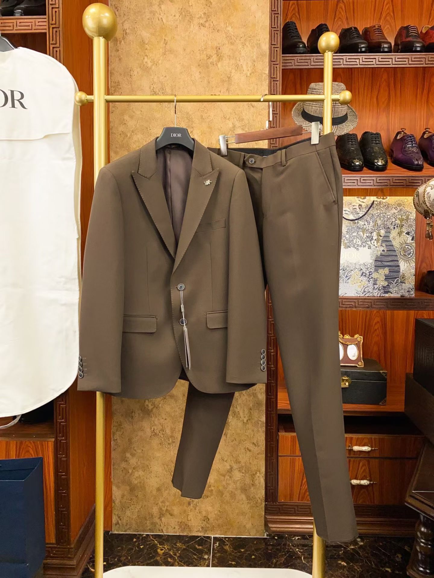 NO:864766,Dior, FW wool blended Bajia. Chest logo embellished men's business casual suit#  Comfortable and elastic, different from ordinary suit fabrics, this is a knitted fabric containing wool, so the fabric will be much softer than traditional suits and will not be too rigid. It has a real texture to the touch, not the kind of loose fabric. The velvet feel is rich, porcelain is solid and wide, and it is not comparable to the chemical fiber anti-wool version on the market. 30 sheep wool + 32.2 polyester fiber + 5 cotton + 22.8 viscose modal fiber. Pure natural modal fiber, degradable, harmless, soft  Comfortable, smooth and shiny surface, perfect quality in every detail, fashionable, comfortable and high-quality, it can be your first choice whether it is a business occasion or leisure time. Enjoy the fashionable and handsome style, allowing you to show your personality and charm in different occasions. Whether you are a young man or a mature gentleman, the wool knitted casual suit jacket will become one of your first choices for daily wear. Complete your style transformation and face every day of life calmly!  Size M-XXXL,,dior,burberry,jackets & coats,business suit,19860909迪奥,FW羊毛混纺巴家.胸标点缀男士商务休闲西服套装# 舒适有弹力,区别于普通的西装面料,这个是含羊毛的针织面料,织出来的所以面料会比传统西装柔软很多不会太过于板正.摸起来实实在在的质感,不是那种松松垮垮的面料.绒感丰润瓷实挺阔,不是市面化纤防羊毛版本可比拟的.30绵羊毛+32.2聚酯纤维+5棉+22.8粘纤莫代尔.纯天然莫代尔纤维,可降解无害,柔软舒适,表面顺滑有光泽,每一处细节都呈现出完美的品质,时尚、舒适、品质兼具,无论是商务场合还是休闲时光,都能成为你的首选.尽享着时尚帅气风格,让你在不同场合下展现自己的个性与魅力.无论你是年少青年还是成熟绅士,羊毛针织休闲西装外套都将成为你日常穿着的首选之一.完成你的风格转换,从容面对生活的每一天！ 码数M-XXXL,,dior,burberry,jackets & coats,business suit,,Men's clothing