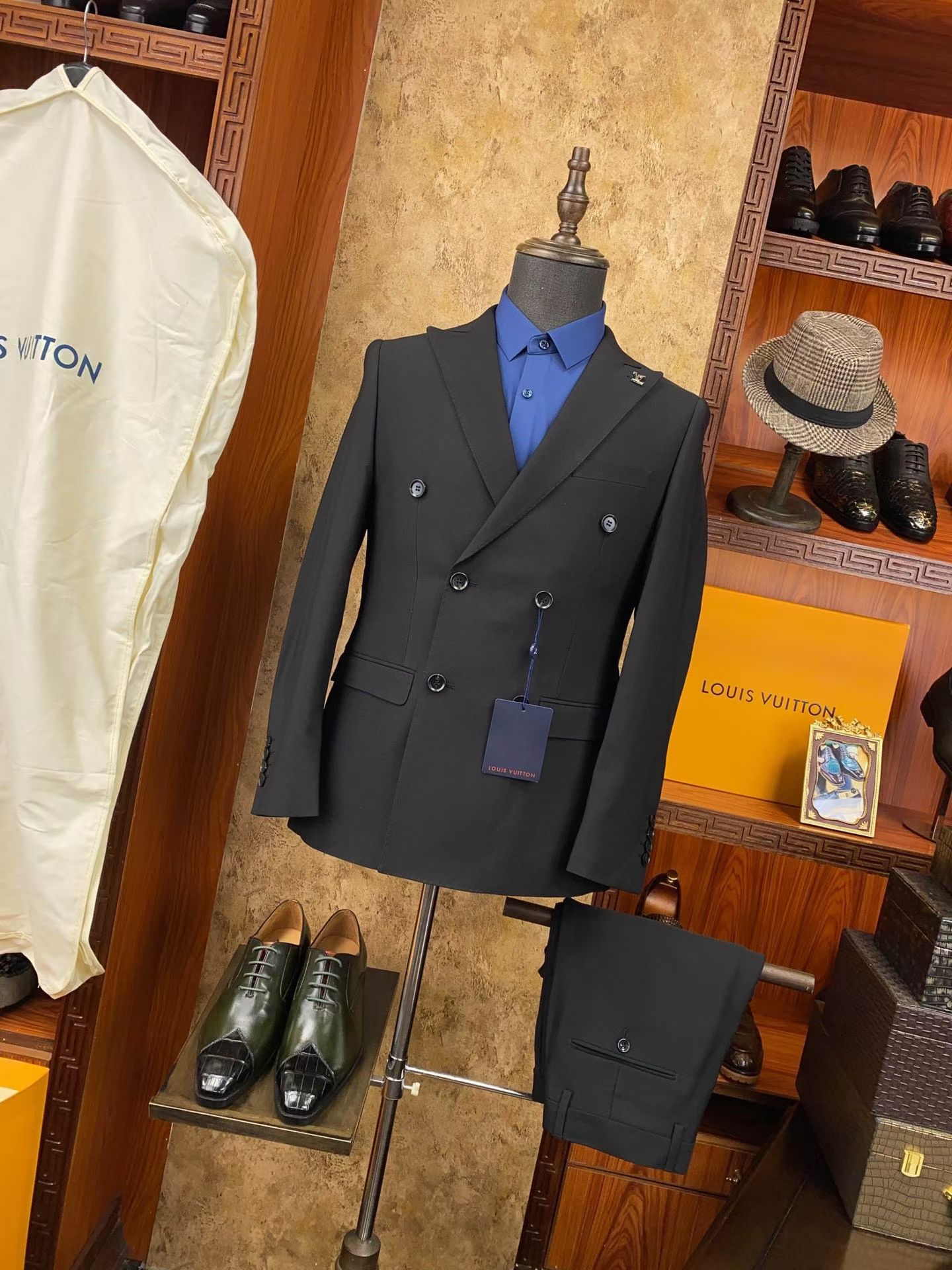 NO:864745,LV double-breasted, FW wool blended LV. chest logo embellished men's business casual suit#  Comfortable and elastic, different from ordinary suit fabrics, this is a knitted fabric containing wool, so the fabric will be much softer than traditional suits and will not be too rigid. It has a real texture to the touch, not the kind of loose fabric. The velvet feel is rich, porcelain is solid and wide, and it is not comparable to the chemical fiber anti-wool version on the market. 30 sheep wool + 32.2 polyester fiber + 5 cotton + 22.8 viscose modal fiber. Pure natural modal fiber, degradable, harmless, soft  Comfortable, smooth and shiny surface, perfect quality in every detail, fashionable, comfortable and high-quality, it can be your first choice whether it is a business occasion or leisure time. Enjoy the fashionable and handsome style, allowing you to show your personality and charm in different occasions. Whether you are a young man or a mature gentleman, the wool knitted casual suit jacket will become one of your first choices for daily wear. Complete your style transformation and face every day of life calmly!  Size M-XXXL,,louis vuitton,jackets & coats,business suit,19860909LV双排扣,FW羊毛混纺LV.胸标点缀男士商务休闲西服套装# 舒适有弹力,区别于普通的西装面料,这个是含羊毛的针织面料,织出来的所以面料会比传统西装柔软很多不会太过于板正.摸起来实实在在的质感,不是那种松松垮垮的面料.绒感丰润瓷实挺阔,不是市面化纤防羊毛版本可比拟的.30绵羊毛+32.2聚酯纤维+5棉+22.8粘纤莫代尔.纯天然莫代尔纤维,可降解无害,柔软舒适,表面顺滑有光泽,每一处细节都呈现出完美的品质,时尚、舒适、品质兼具,无论是商务场合还是休闲时光,都能成为你的首选.尽享着时尚帅气风格,让你在不同场合下展现自己的个性与魅力.无论你是年少青年还是成熟绅士,羊毛针织休闲西装外套都将成为你日常穿着的首选之一.完成你的风格转换,从容面对生活的每一天！ 码数M-XXXL,,louis vuitton,jackets & coats,business suit,,Men's clothing