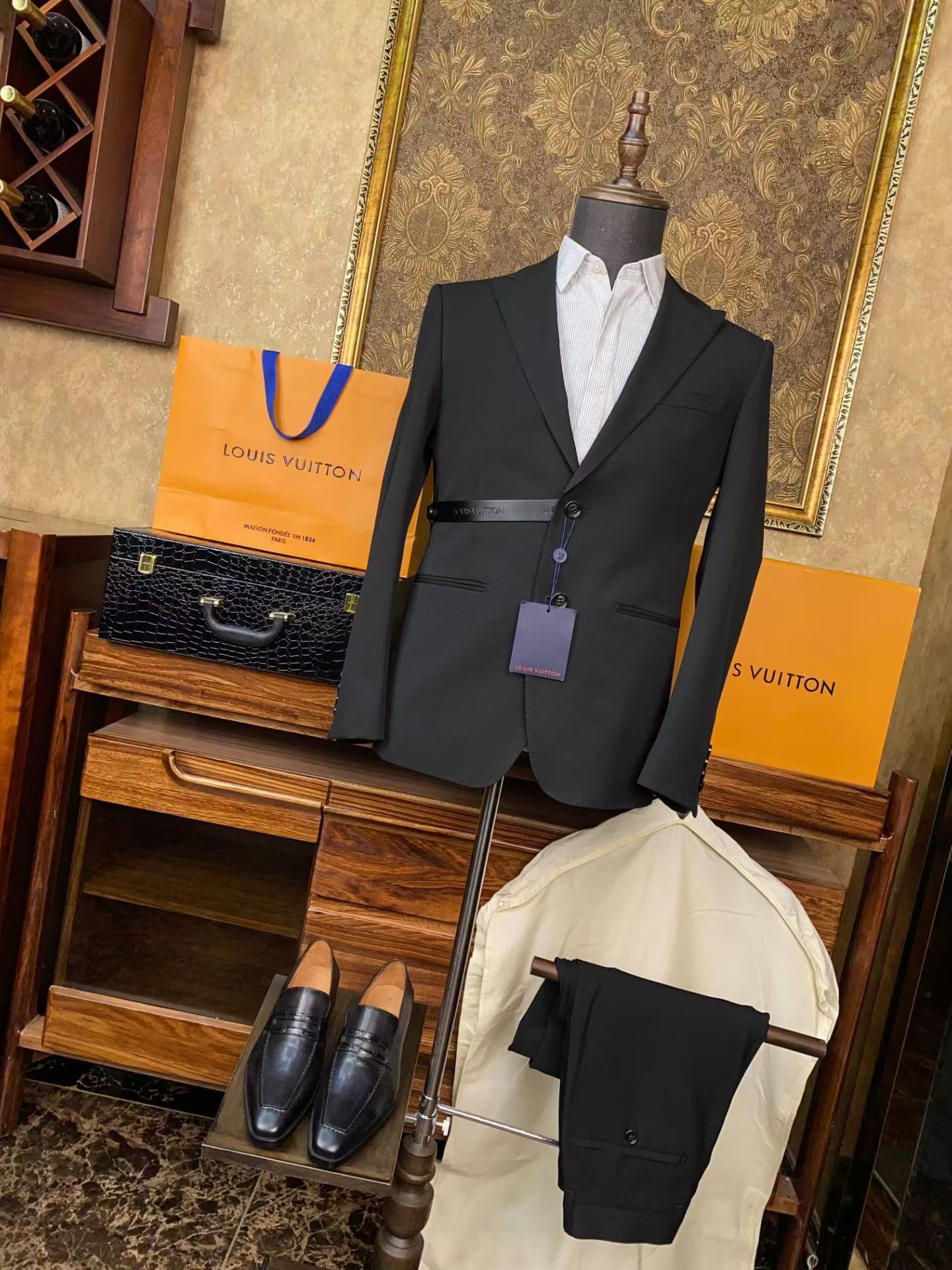 NO:864715,LVFW wool blend men's business casual suit#  Comfortable and elastic, different from ordinary suit fabrics, this is a knitted fabric containing wool, so the fabric will be much softer than traditional suits and will not be too rigid. It has a real texture to the touch, not the kind of loose fabric. The velvet feel is rich, porcelain is solid and wide, and it is not comparable to the chemical fiber anti-wool version on the market. 30 sheep wool + 32.2 polyester fiber + 5 cotton + 22.8 viscose modal fiber. Pure natural modal fiber, degradable, harmless, soft  Comfortable, smooth and shiny surface, perfect quality in every detail, fashionable, comfortable and high-quality, it can be your first choice whether it is a business occasion or leisure time. Enjoy the fashionable and handsome style, allowing you to show your personality and charm in different occasions. Whether you are a young man or a mature gentleman, the wool knitted casual suit jacket will become one of your first choices for daily wear. Complete your style transformation and face every day of life calmly!  Size M-XXXL,,louis vuitton,jackets & coats,business suit,19860909LVFW羊毛混纺男士商务休闲西服套装# 舒适有弹力,区别于普通的西装面料,这个是含羊毛的针织面料,织出来的所以面料会比传统西装柔软很多不会太过于板正.摸起来实实在在的质感,不是那种松松垮垮的面料.绒感丰润瓷实挺阔,不是市面化纤防羊毛版本可比拟的.30绵羊毛+32.2聚酯纤维+5棉+22.8粘纤莫代尔.纯天然莫代尔纤维,可降解无害,柔软舒适,表面顺滑有光泽,每一处细节都呈现出完美的品质,时尚、舒适、品质兼具,无论是商务场合还是休闲时光,都能成为你的首选.尽享着时尚帅气风格,让你在不同场合下展现自己的个性与魅力.无论你是年少青年还是成熟绅士,羊毛针织休闲西装外套都将成为你日常穿着的首选之一.完成你的风格转换,从容面对生活的每一天！ 码数M-XXXL,,louis vuitton,jackets & coats,business suit,,Men's clothing