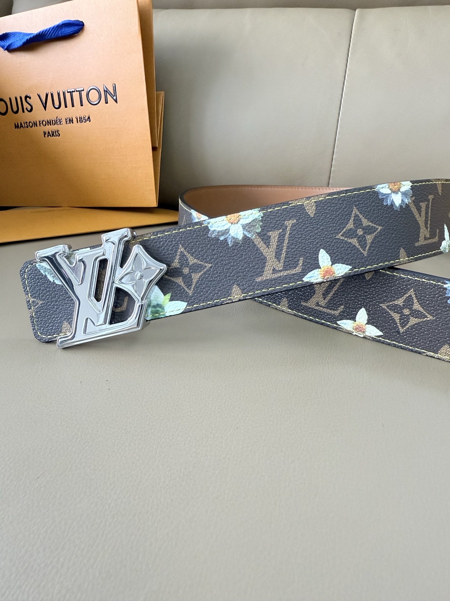 4.0宽 LV Initiales Monogram Flower 双面腰带以 Monogram 印花和撞色花卉焕新帆布 4.0宽 LV Initiales Monogram Flower 双面腰带以 Monogram 印花和撞色花卉焕新帆布