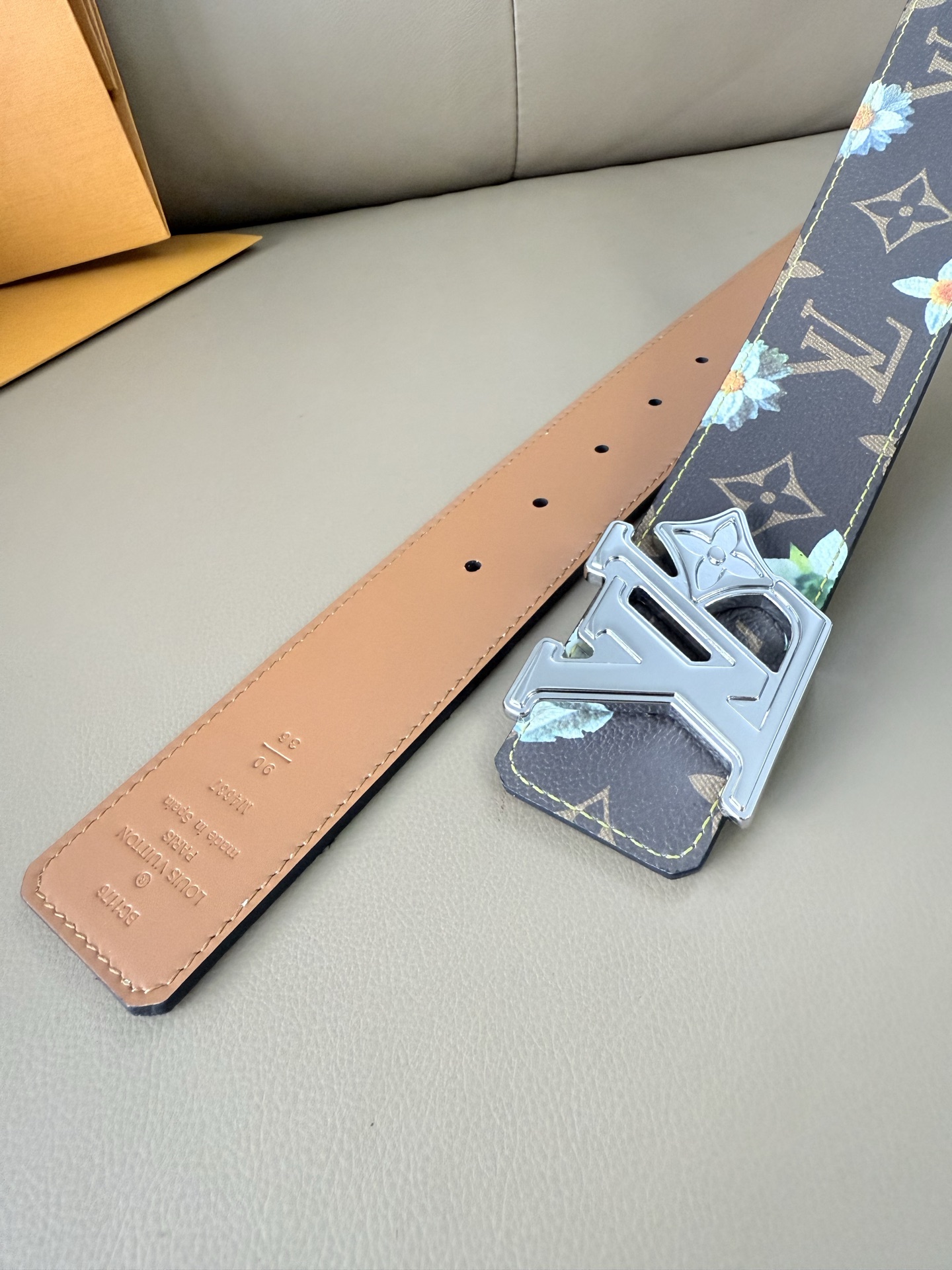 4.0宽 LV Initiales Monogram Flower 双面腰带以 Monogram 印花和撞色花卉焕新帆布