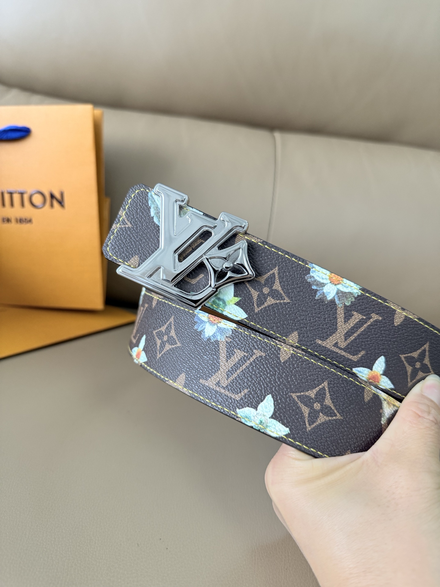 4.0宽 LV Initiales Monogram Flower 双面腰带以 Monogram 印花和撞色花卉焕新帆布