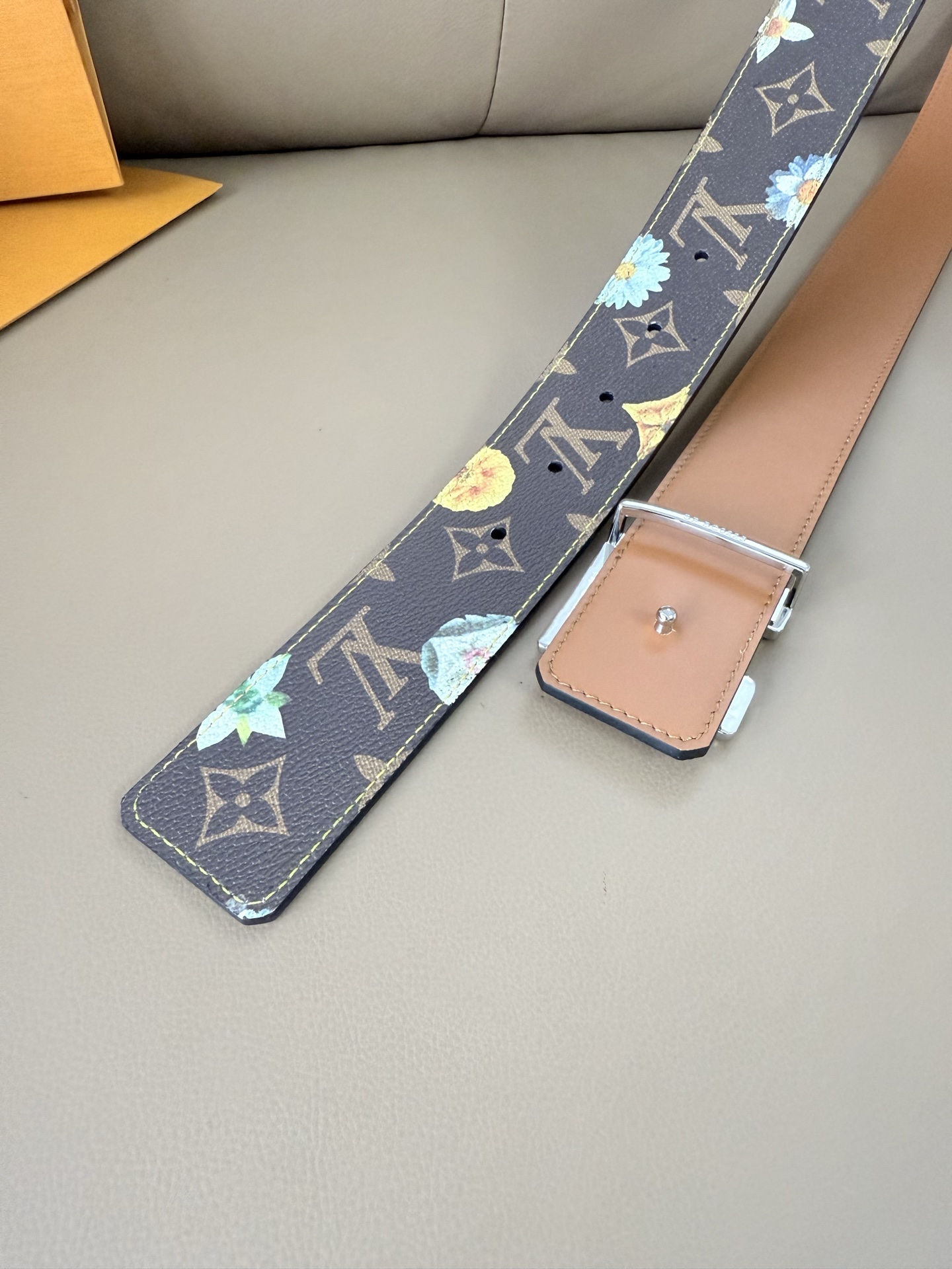 4.0宽 LV Initiales Monogram Flower 双面腰带以 Monogram 印花和撞色花卉焕新帆布