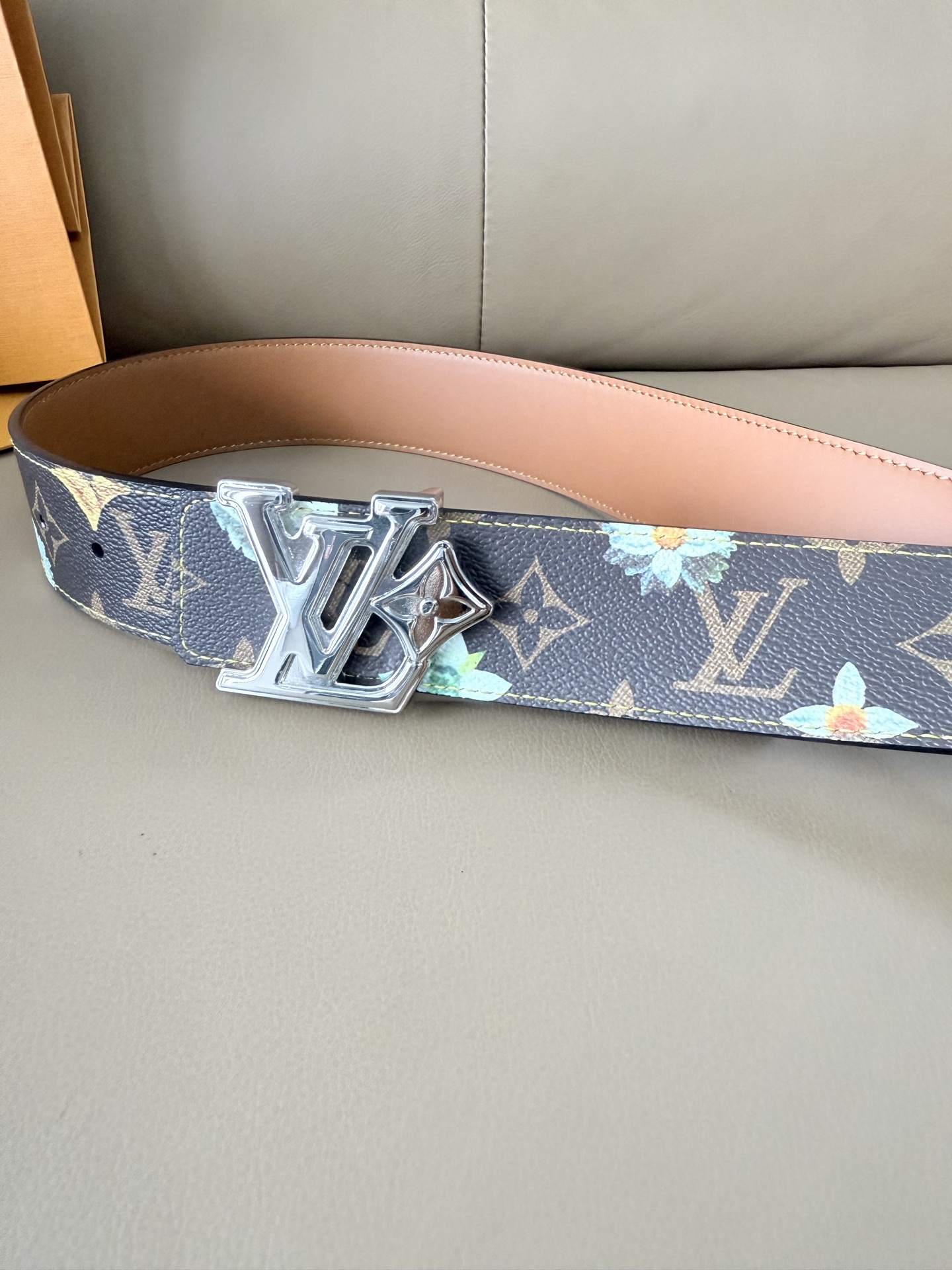 4.0宽 LV Initiales Monogram Flower 双面腰带以 Monogram 印花和撞色花卉焕新帆布