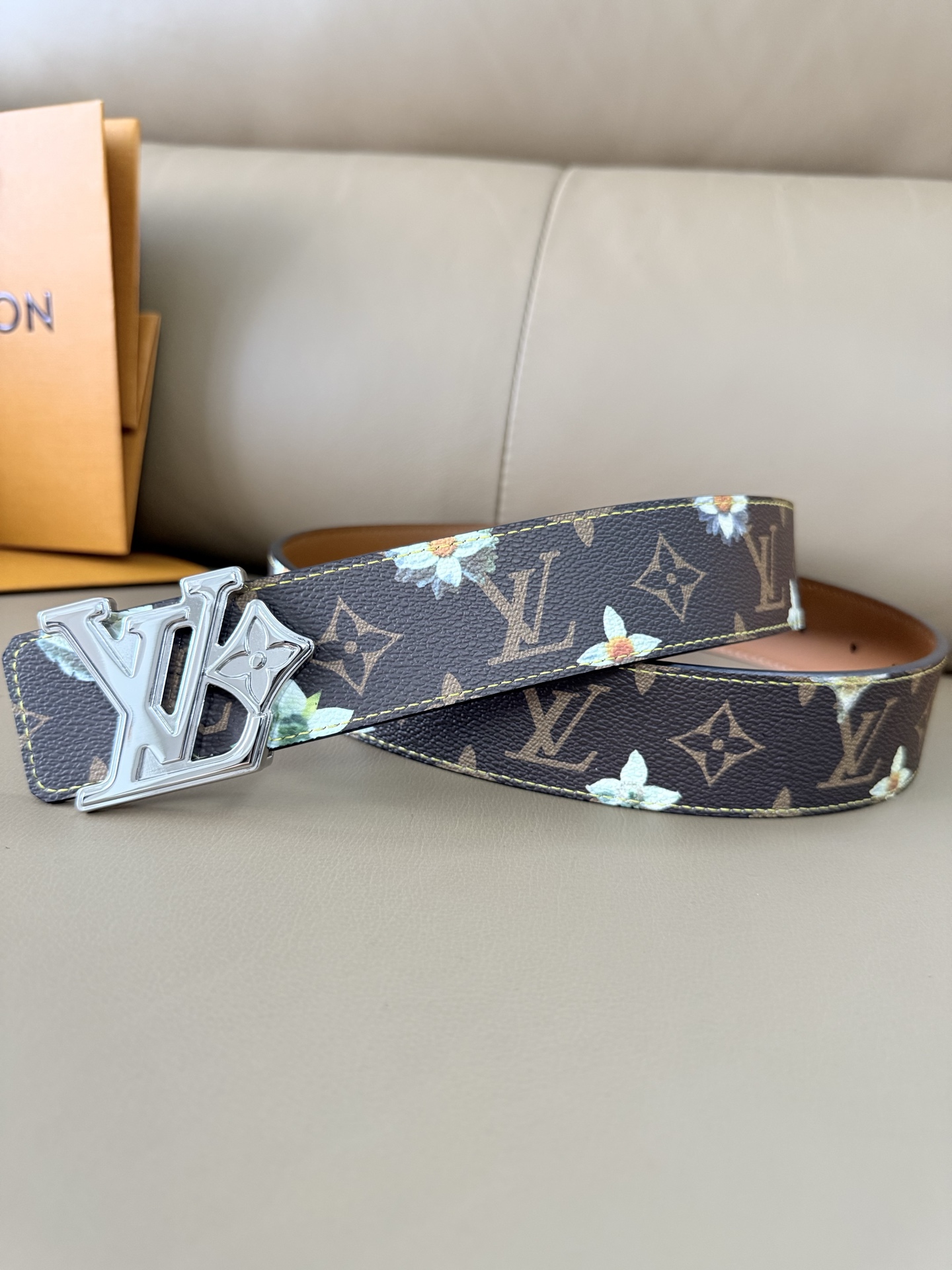 4.0宽 LV Initiales Monogram Flower 双面腰带以 Monogram 印花和撞色花卉焕新帆布