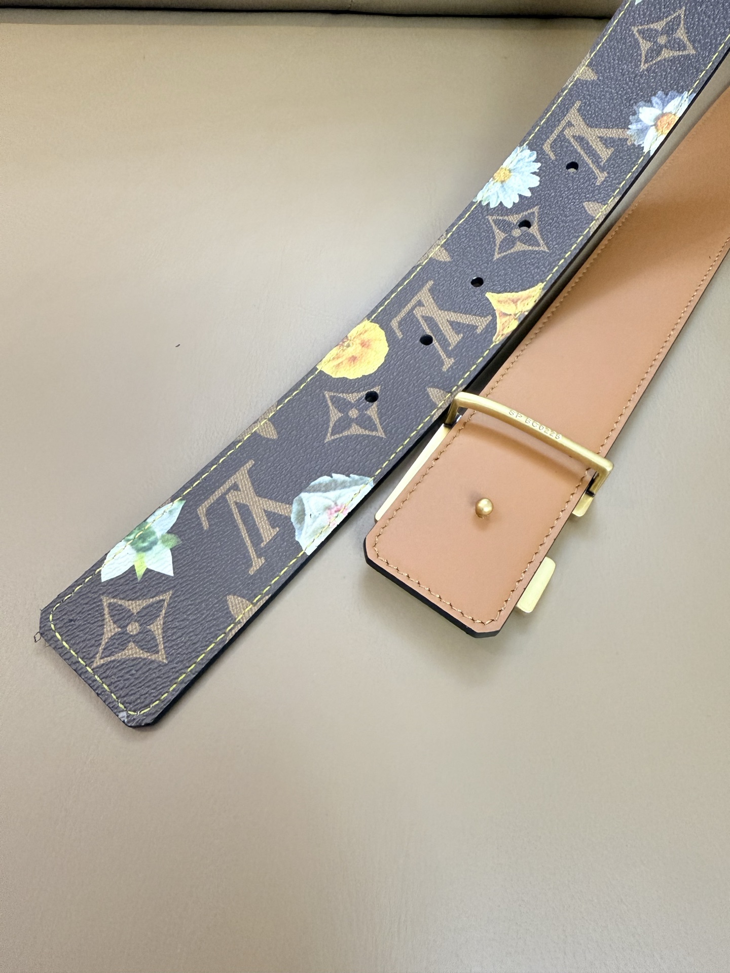 4.0宽 LV Initiales Monogram Flower 双面腰带以 Monogram 印花和撞色花卉焕新帆布