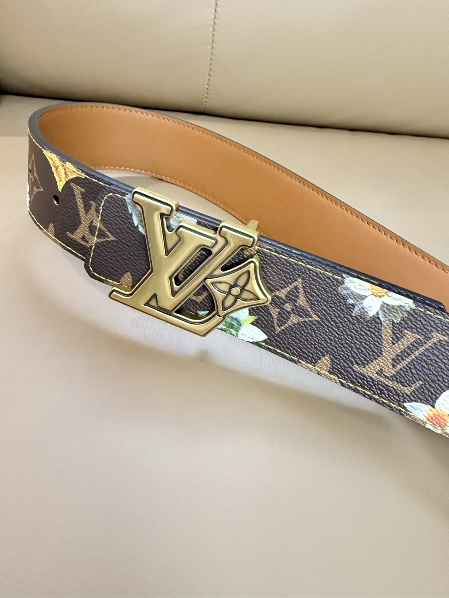 4.0宽 LV Initiales Monogram Flower 双面腰带以 Monogram 印花和撞色花卉焕新帆布