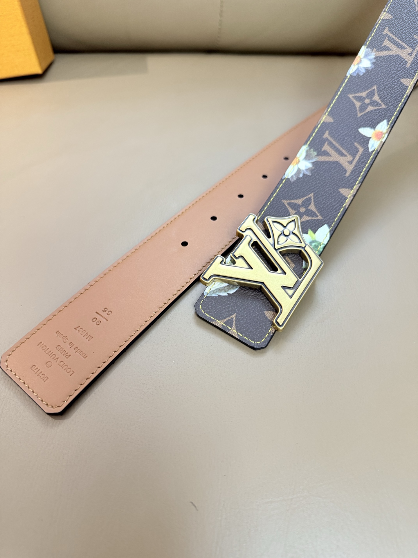 4.0宽 LV Initiales Monogram Flower 双面腰带以 Monogram 印花和撞色花卉焕新帆布