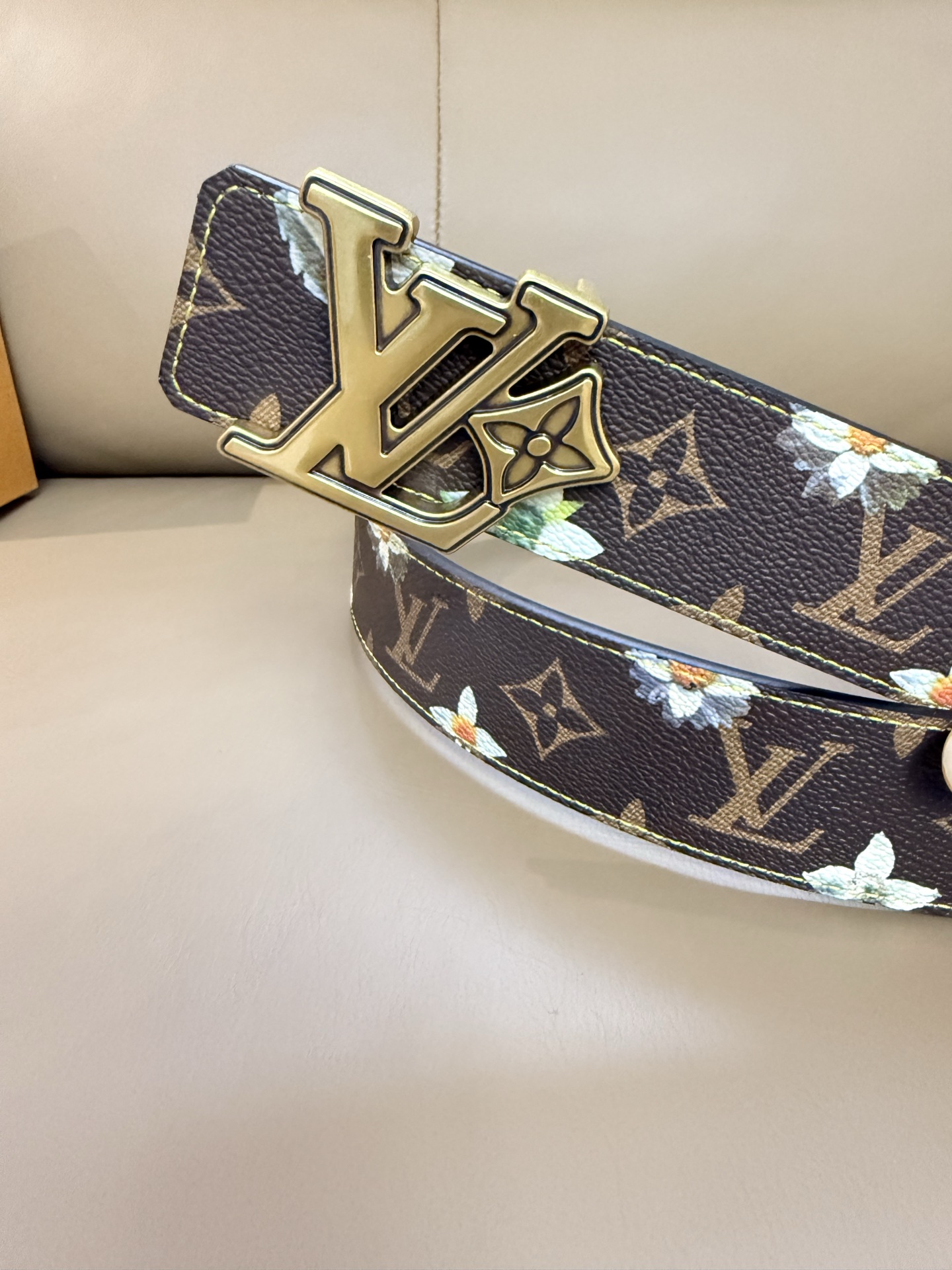 4.0宽 LV Initiales Monogram Flower 双面腰带以 Monogram 印花和撞色花卉焕新帆布