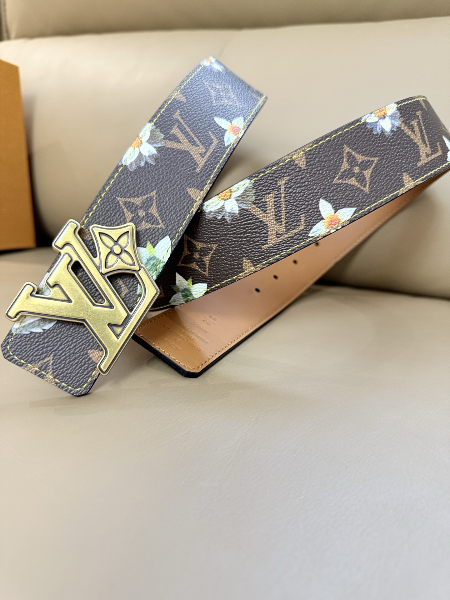 4.0宽 LV Initiales Monogram Flower 双面腰带以 Monogram 印花和撞色花卉焕新帆布