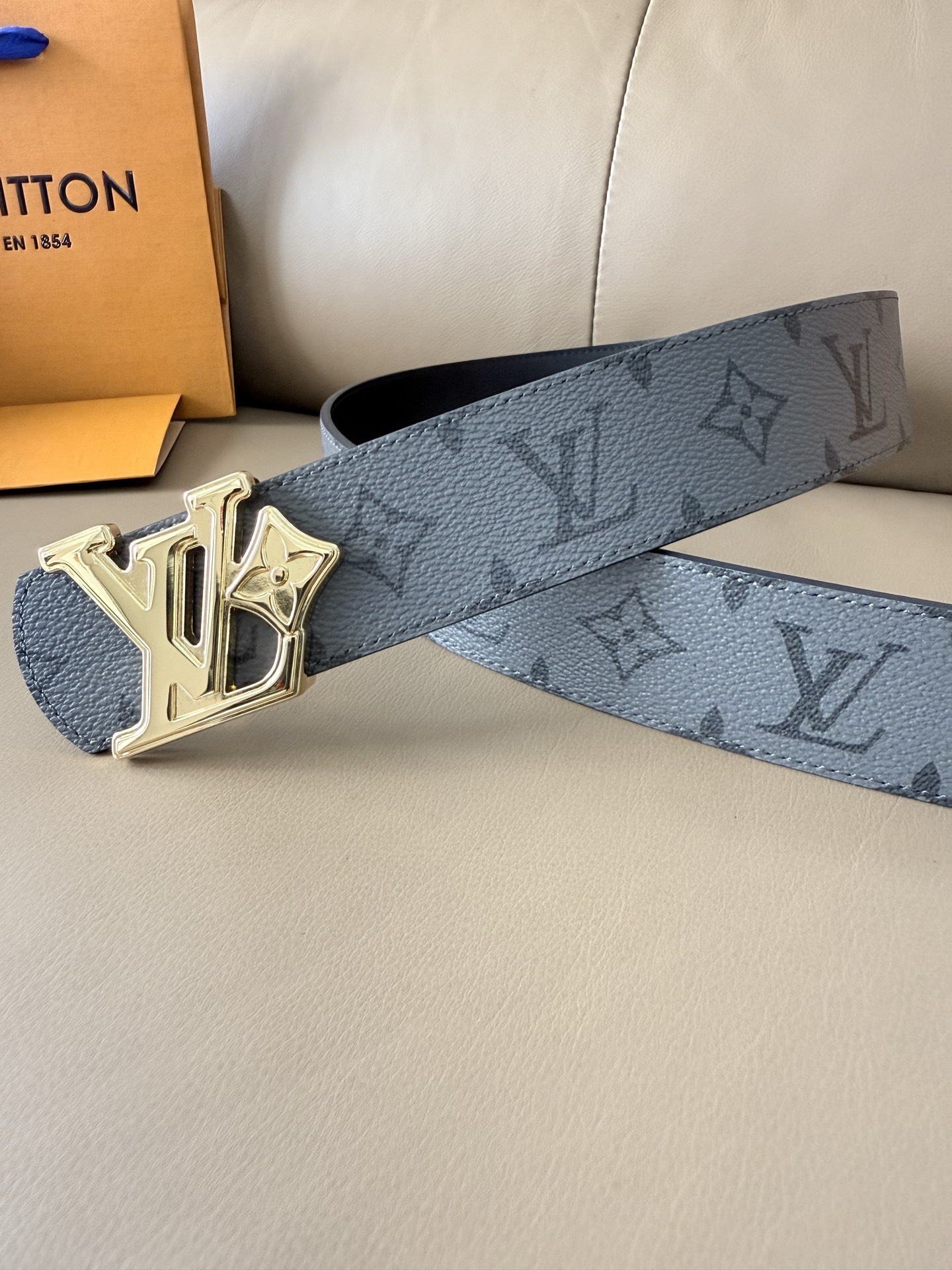 4.0宽 LV Initiales Monogram Flower 双面腰带以 Monogram 印花和撞色花卉焕新帆布 4.0宽 LV Initiales Monogram Flower 双面腰带以 Monogram 印花和撞色花卉焕新帆布
