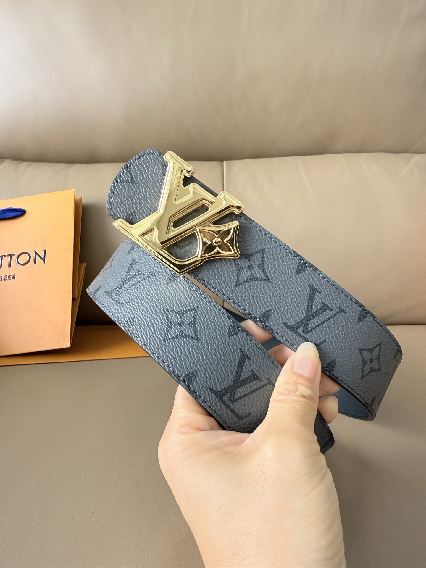 4.0宽 LV Initiales Monogram Flower 双面腰带以 Monogram 印花和撞色花卉焕新帆布