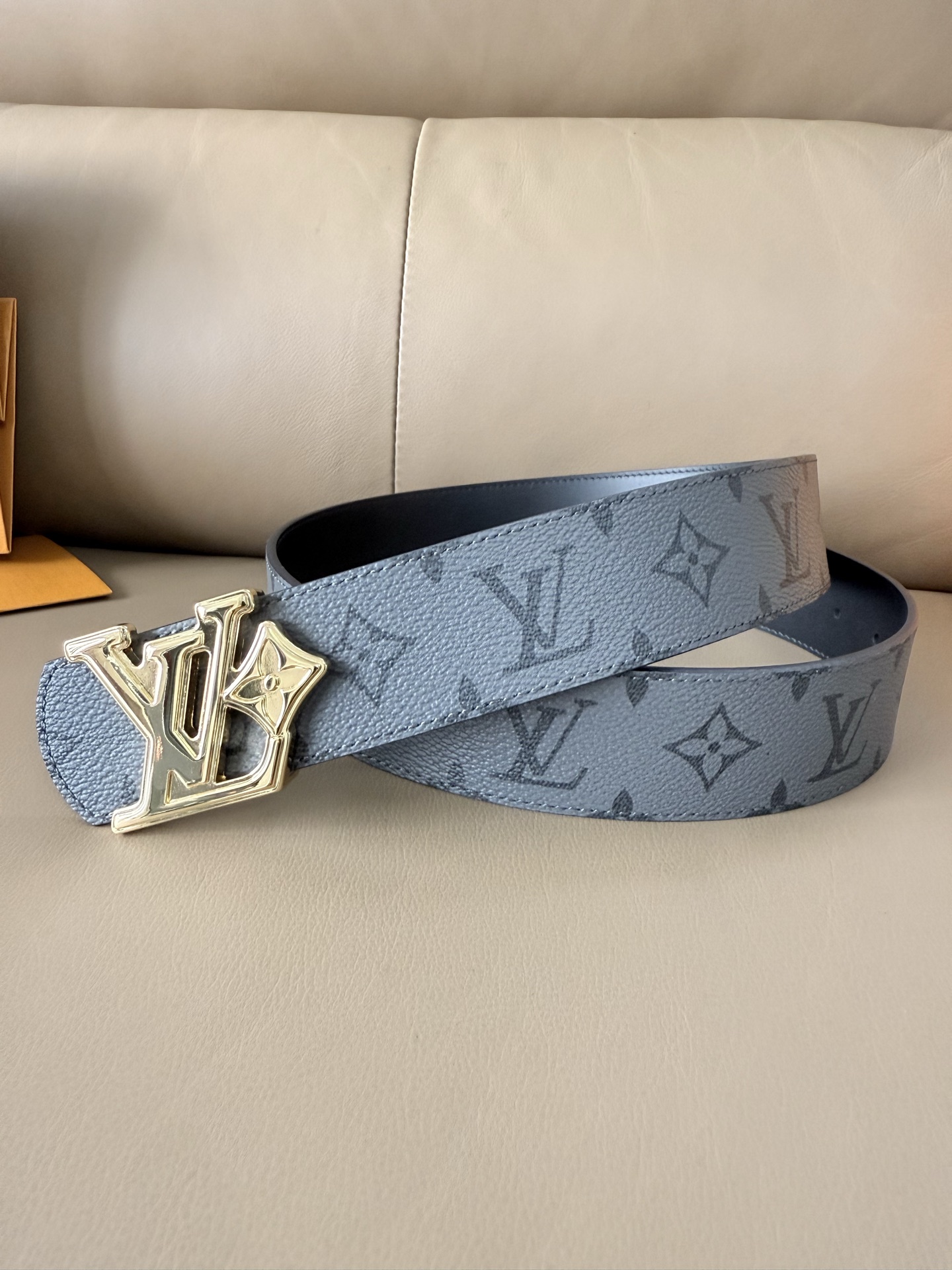 4.0宽 LV Initiales Monogram Flower 双面腰带以 Monogram 印花和撞色花卉焕新帆布