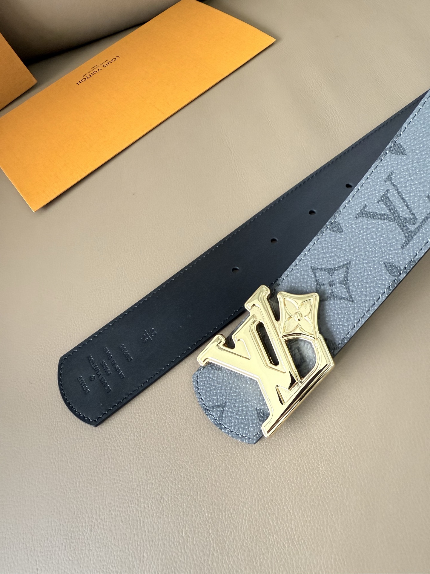 4.0宽 LV Initiales Monogram Flower 双面腰带以 Monogram 印花和撞色花卉焕新帆布
