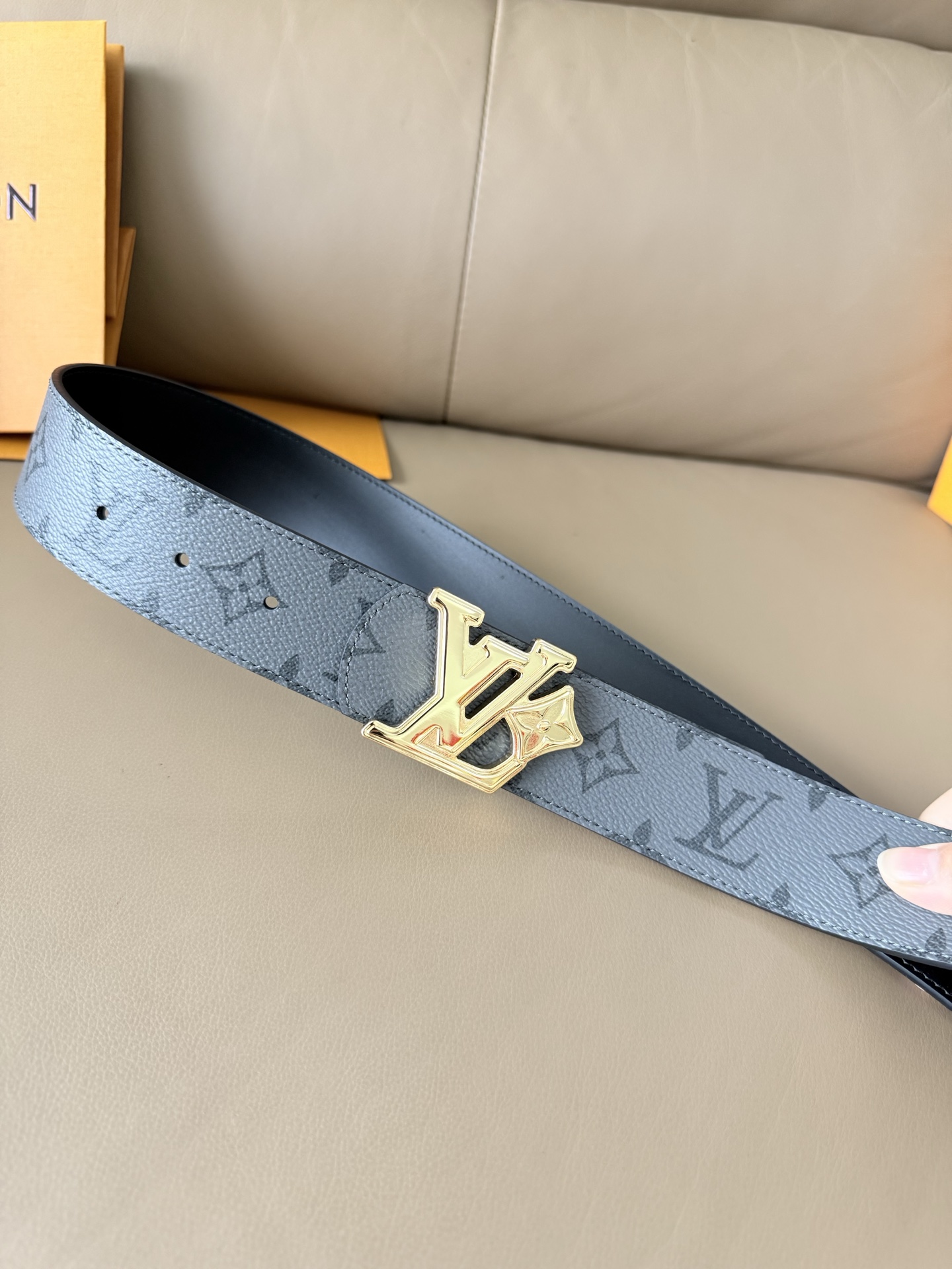 4.0宽 LV Initiales Monogram Flower 双面腰带以 Monogram 印花和撞色花卉焕新帆布