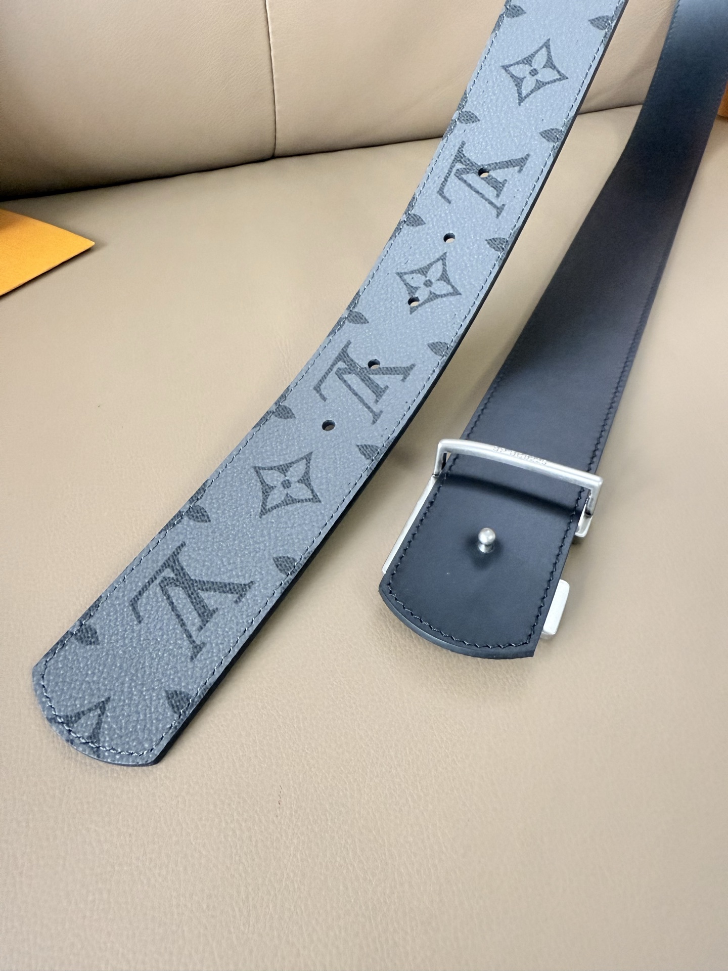 4.0宽 LV Initiales Monogram Flower 双面腰带以 Monogram 印花和撞色花卉焕新帆布