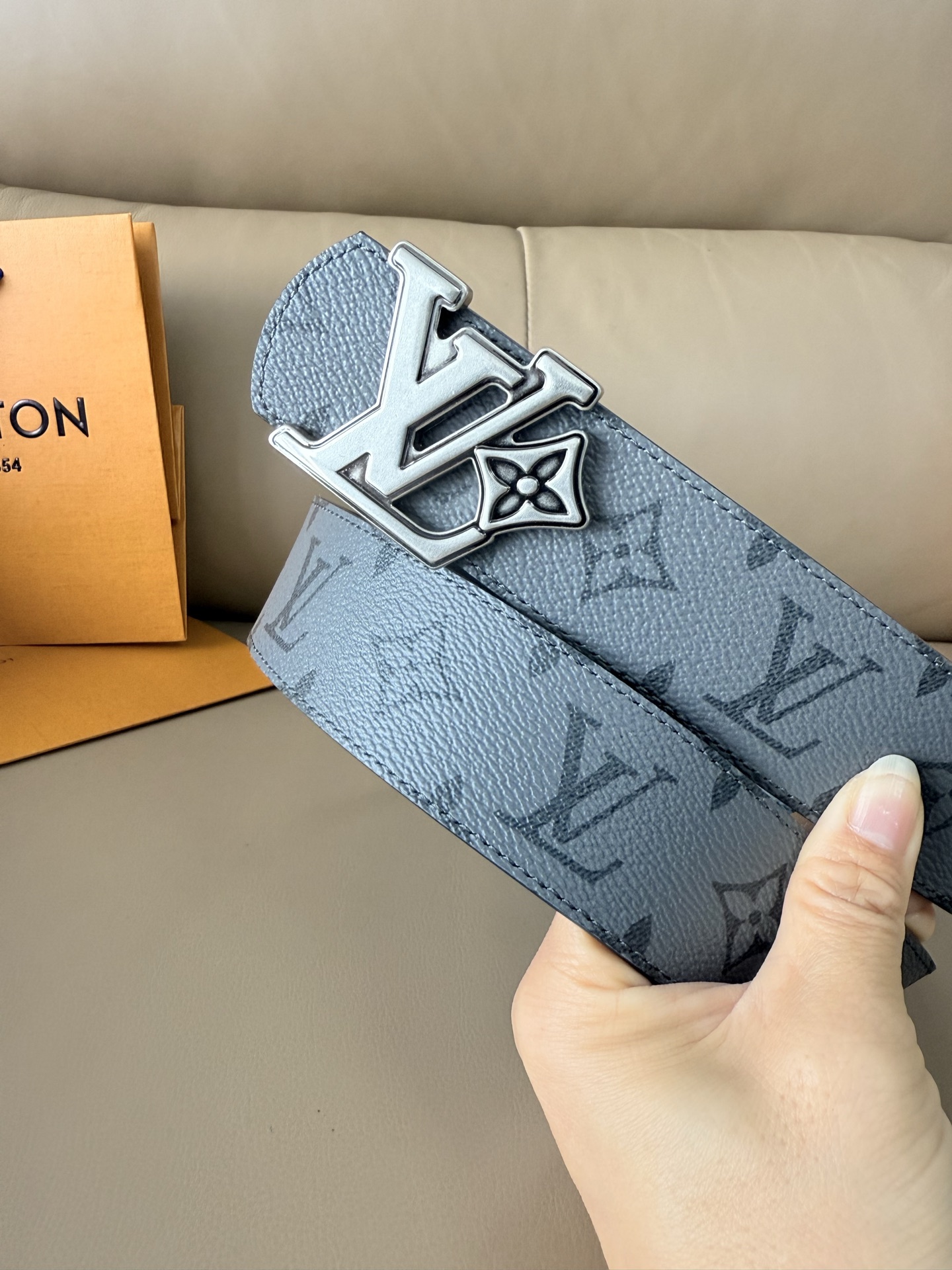 4.0宽 LV Initiales Monogram Flower 双面腰带以 Monogram 印花和撞色花卉焕新帆布