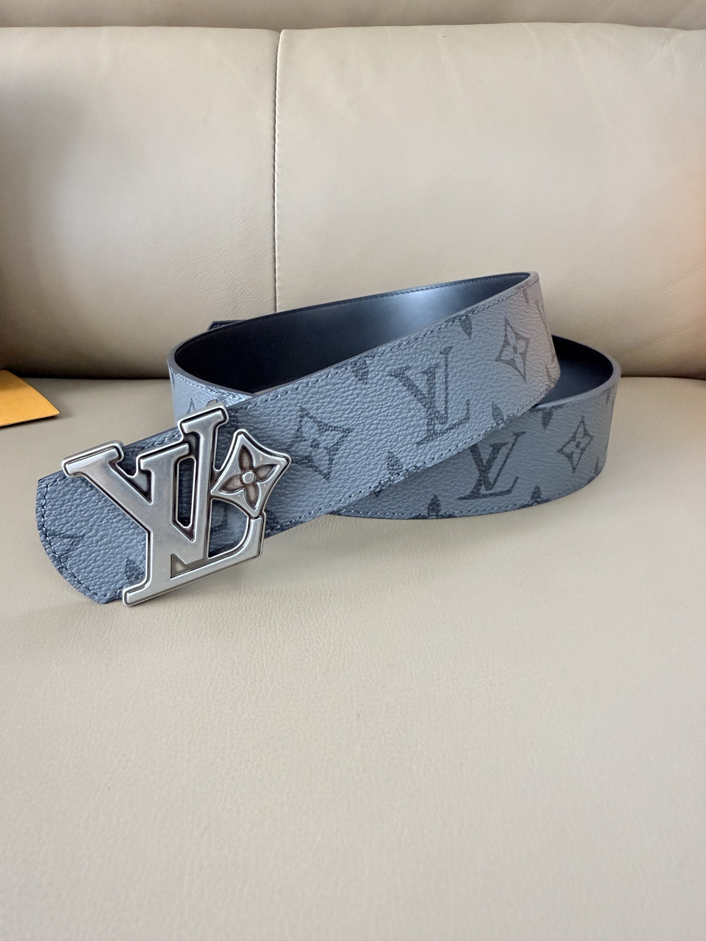 4.0宽 LV Initiales Monogram Flower 双面腰带以 Monogram 印花和撞色花卉焕新帆布