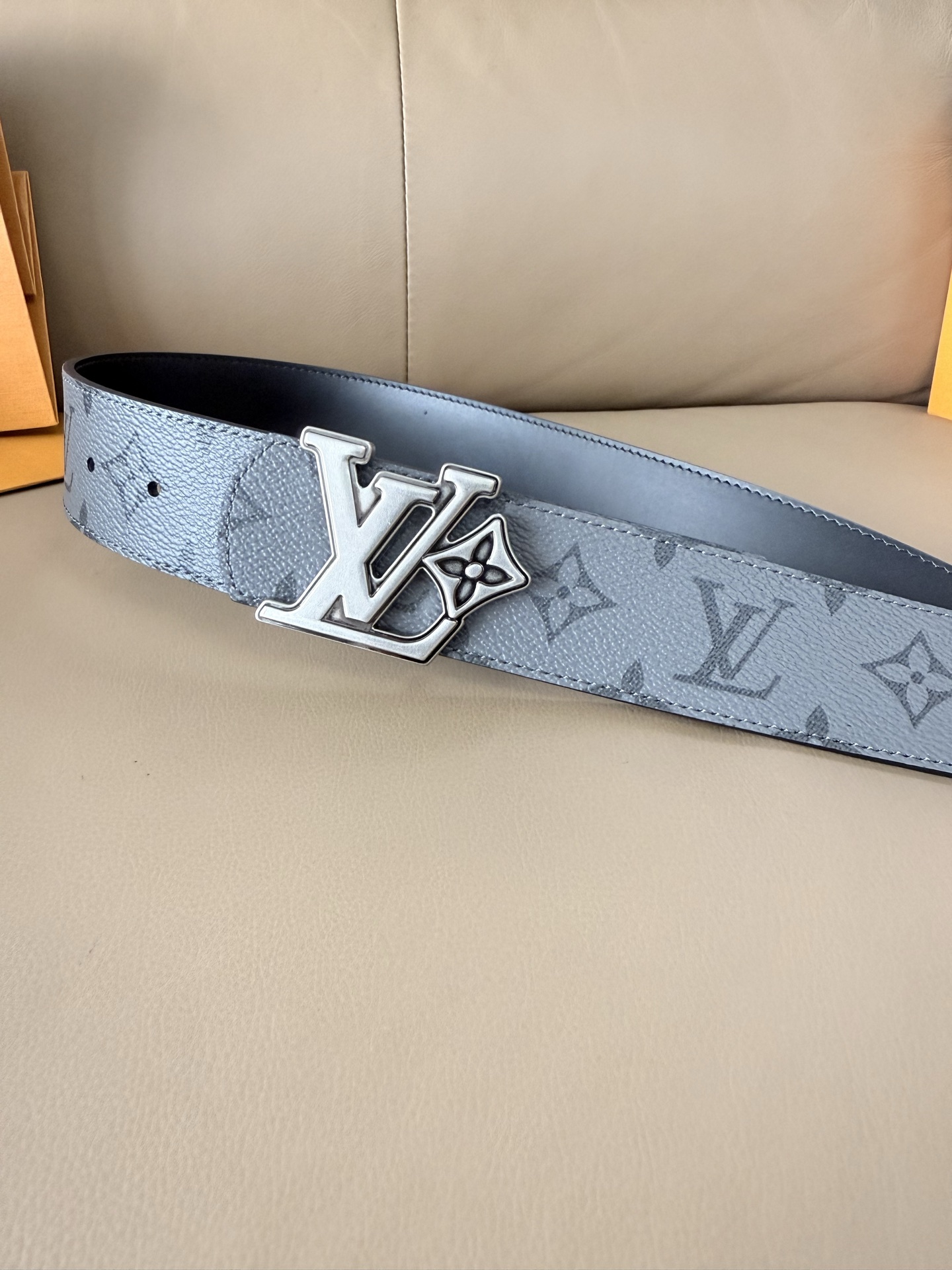 4.0宽 LV Initiales Monogram Flower 双面腰带以 Monogram 印花和撞色花卉焕新帆布