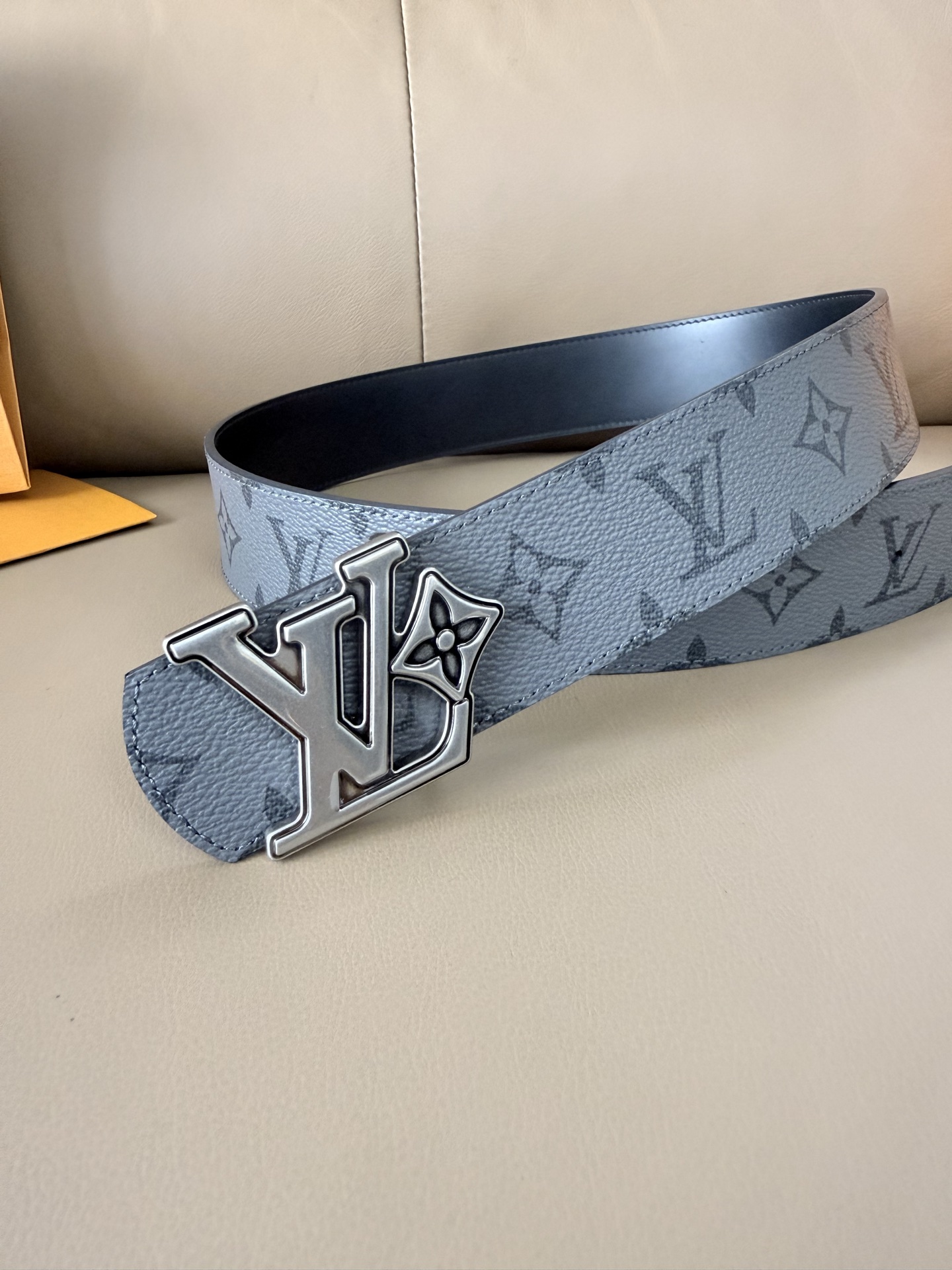 4.0宽 LV Initiales Monogram Flower 双面腰带以 Monogram 印花和撞色花卉焕新帆布