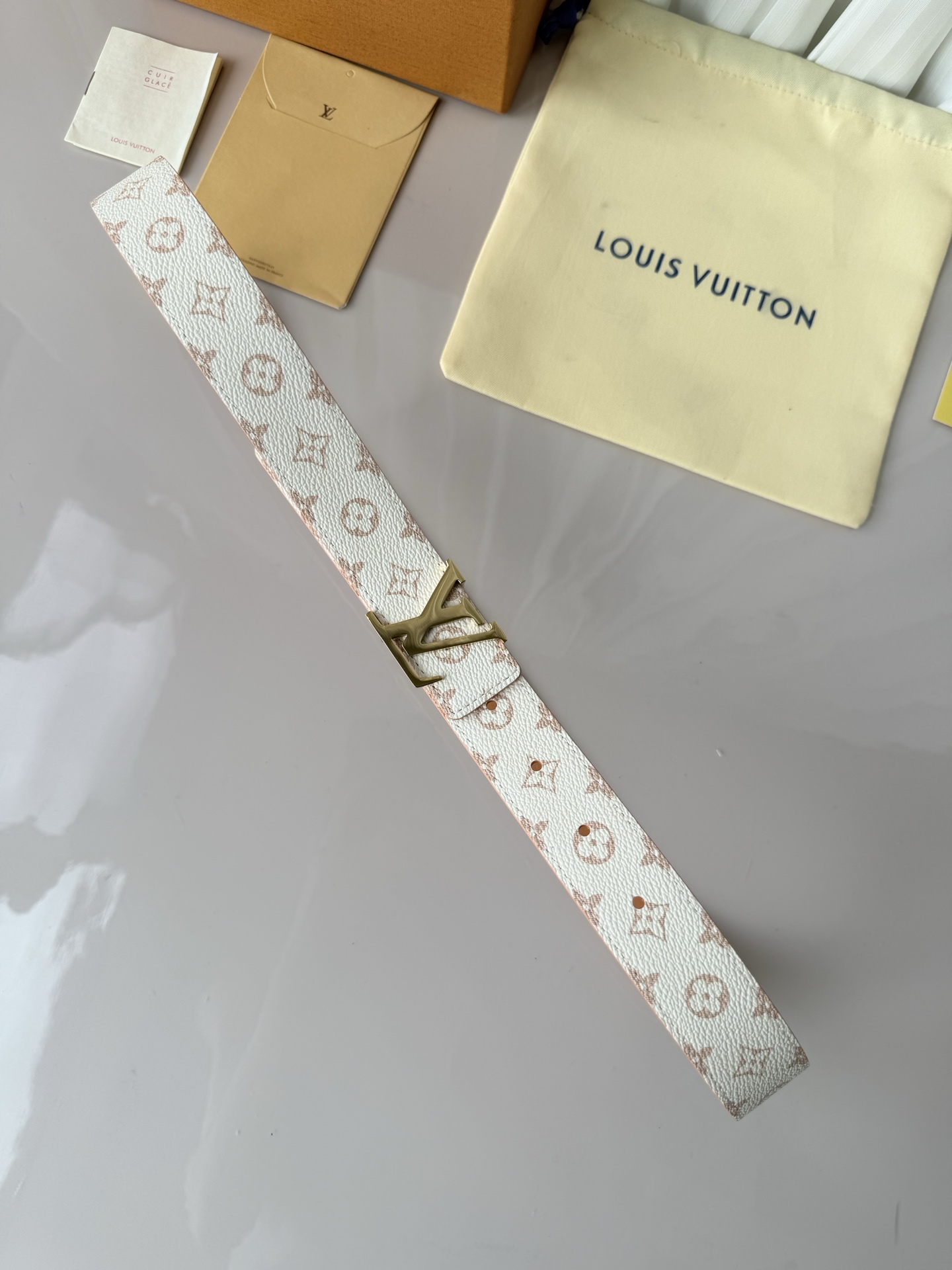 3.0宽 LV Mini Flowergram 双面腰带取材 Monogram 帆布和缝线皮革，以尖瓣 