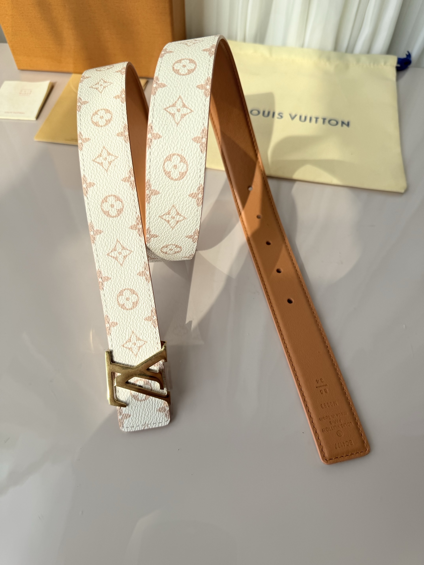 3.0宽 LV Mini Flowergram 双面腰带取材 Monogram 帆布和缝线皮革，以尖瓣 