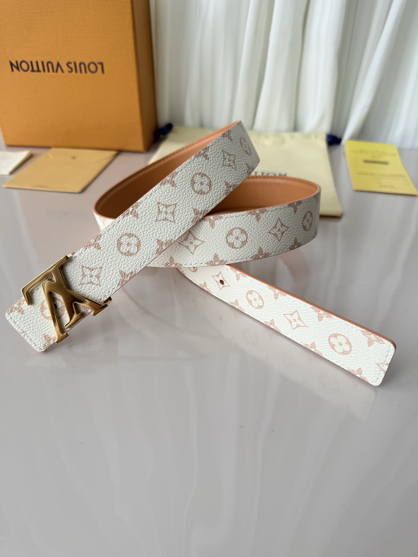 3.0宽 LV Mini Flowergram 双面腰带取材 Monogram 帆布和缝线皮革，以尖瓣 