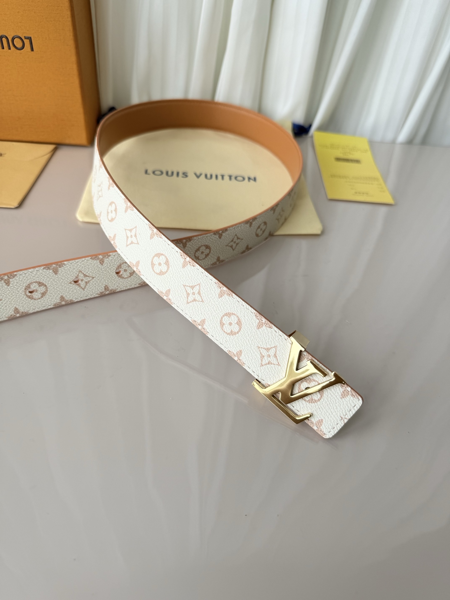 3.0宽 LV Mini Flowergram 双面腰带取材 Monogram 帆布和缝线皮革，以尖瓣 