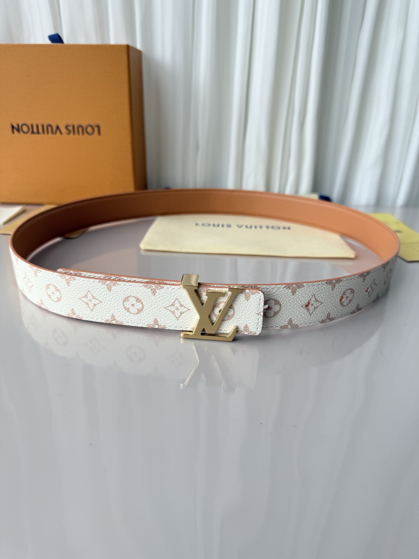 3.0宽 LV Mini Flowergram 双面腰带取材 Monogram 帆布和缝线皮革，以尖瓣 