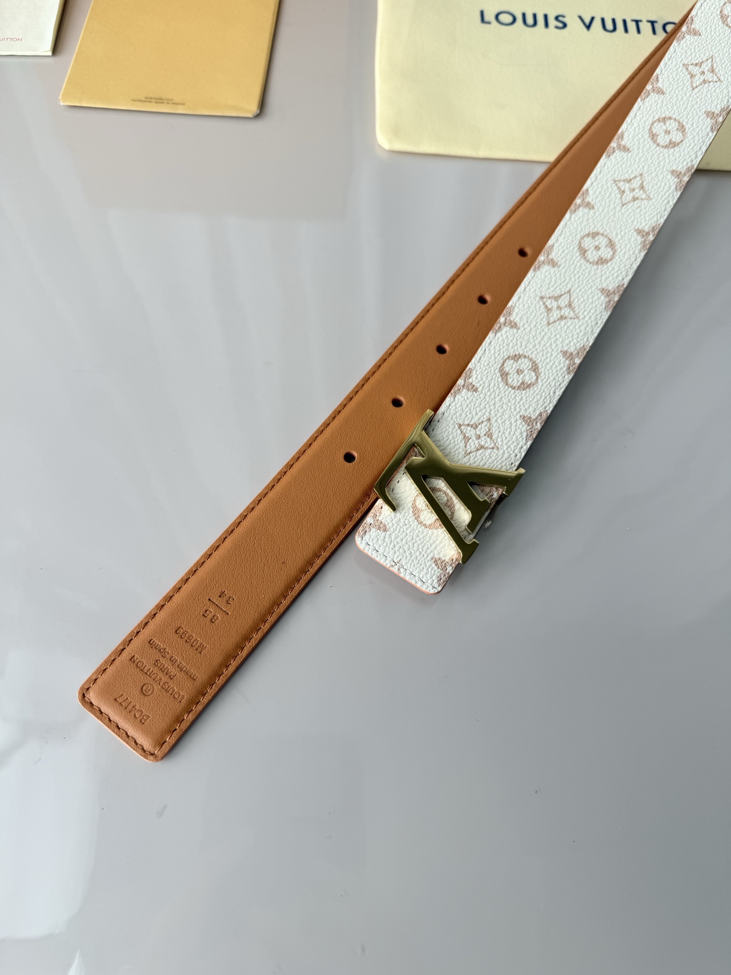 3.0宽 LV Mini Flowergram 双面腰带取材 Monogram 帆布和缝线皮革，以尖瓣 
