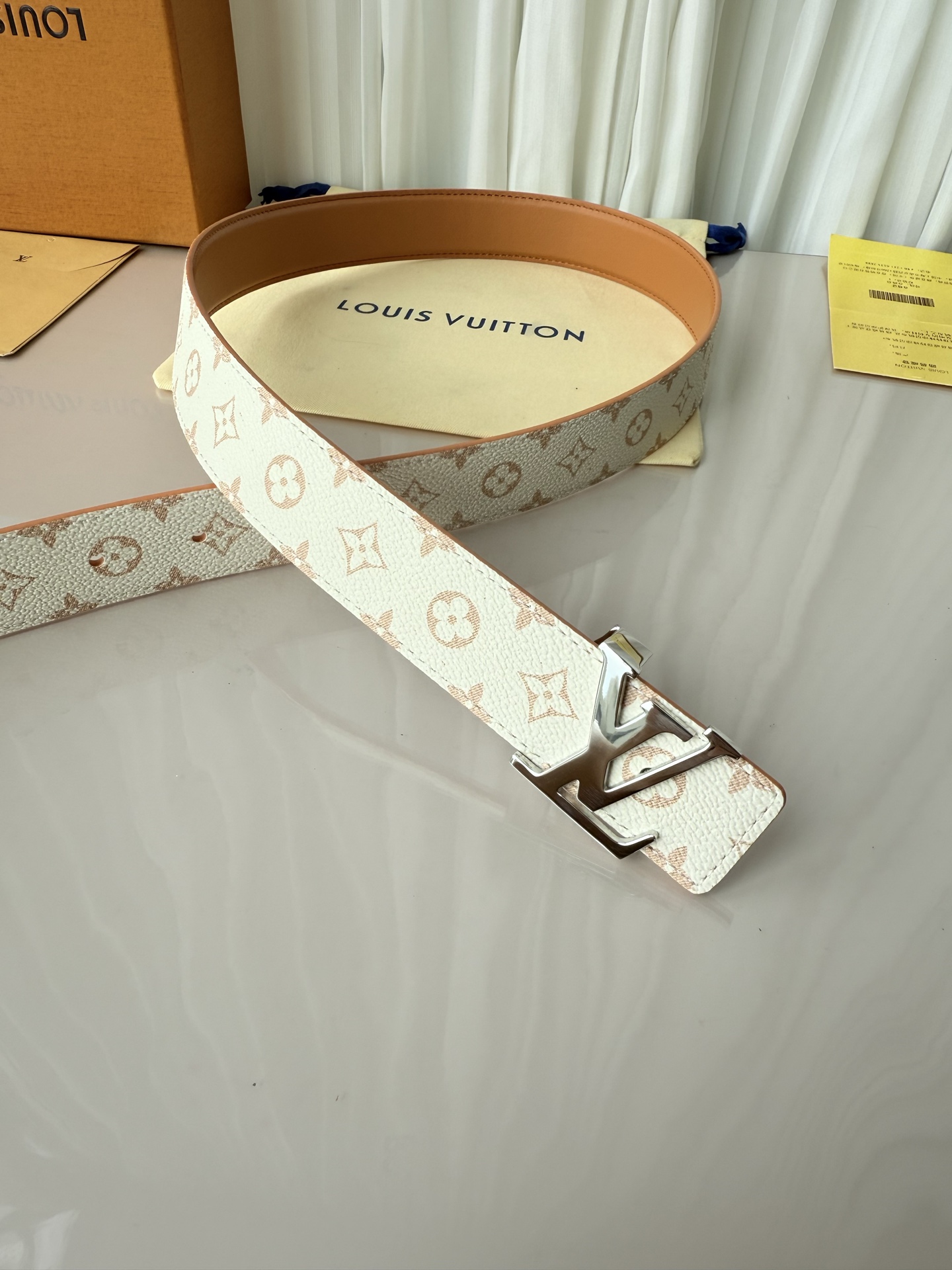 3.0宽 LV Mini Flowergram 双面腰带取材 Monogram 帆布和缝线皮革，以尖瓣 