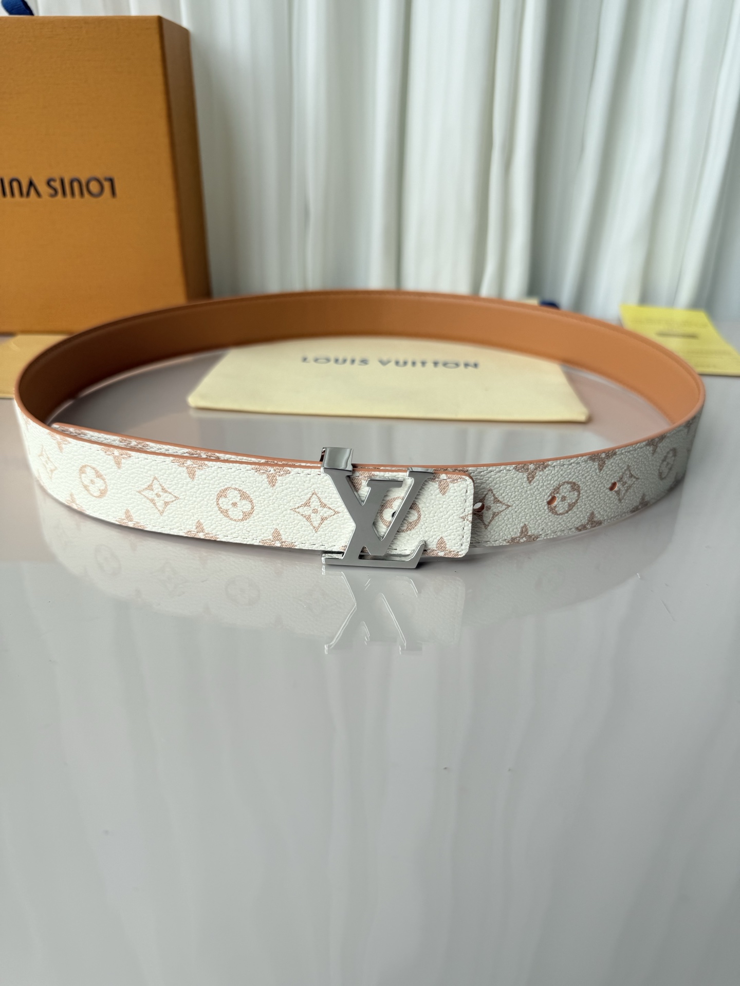 3.0宽 LV Mini Flowergram 双面腰带取材 Monogram 帆布和缝线皮革，以尖瓣 