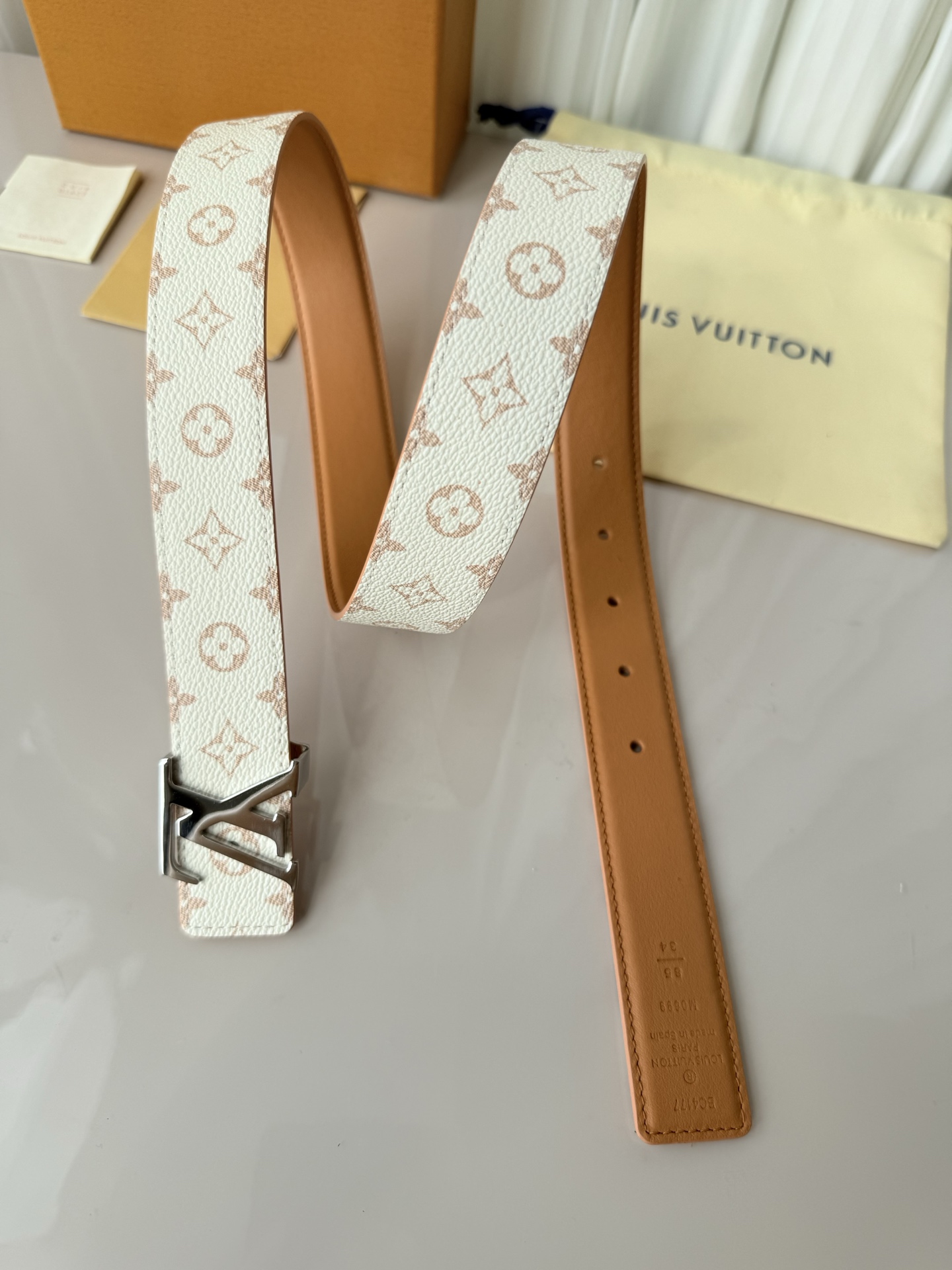 3.0宽 LV Mini Flowergram 双面腰带取材 Monogram 帆布和缝线皮革，以尖瓣 