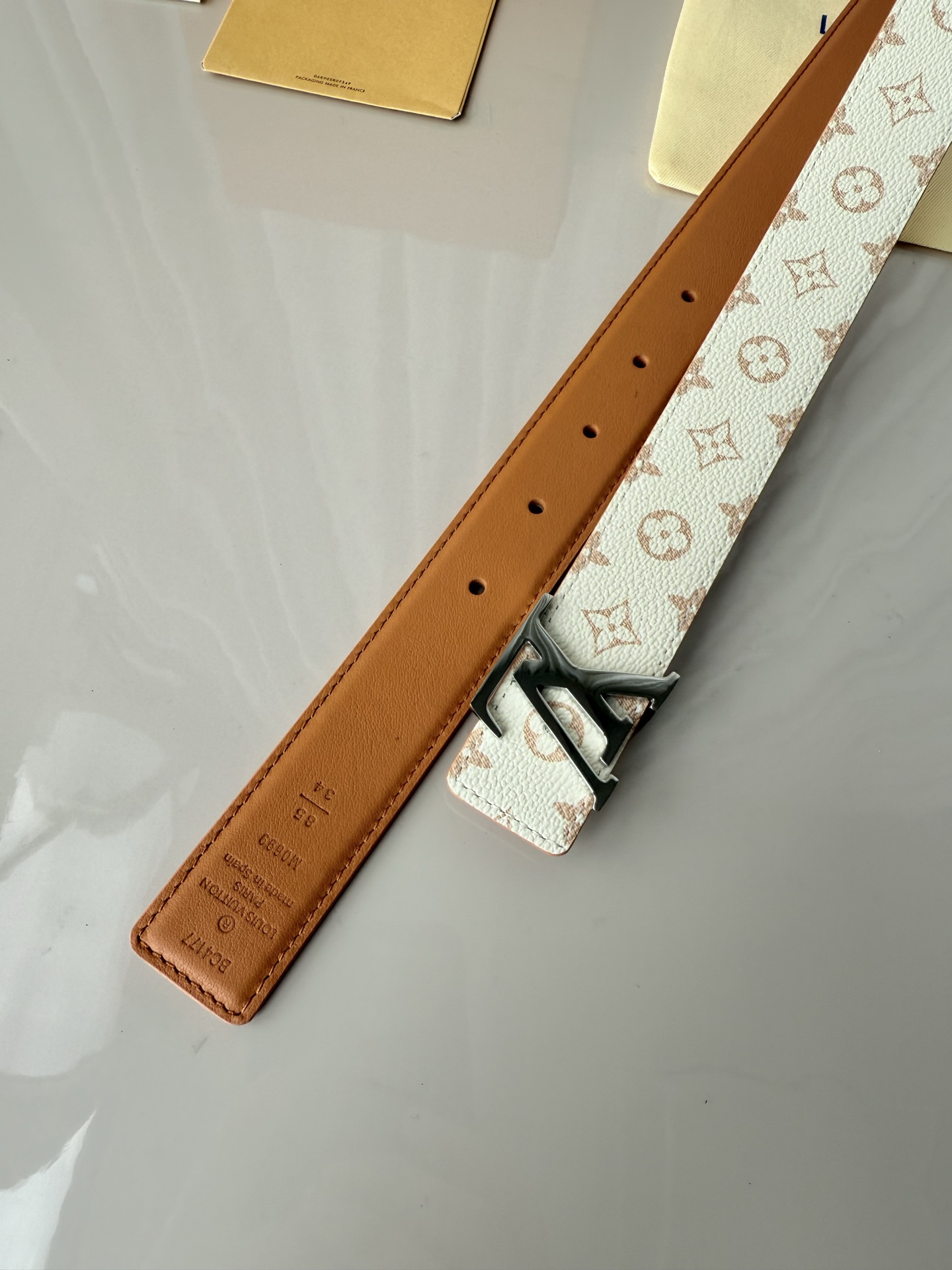 3.0宽 LV Mini Flowergram 双面腰带取材 Monogram 帆布和缝线皮革，以尖瓣 