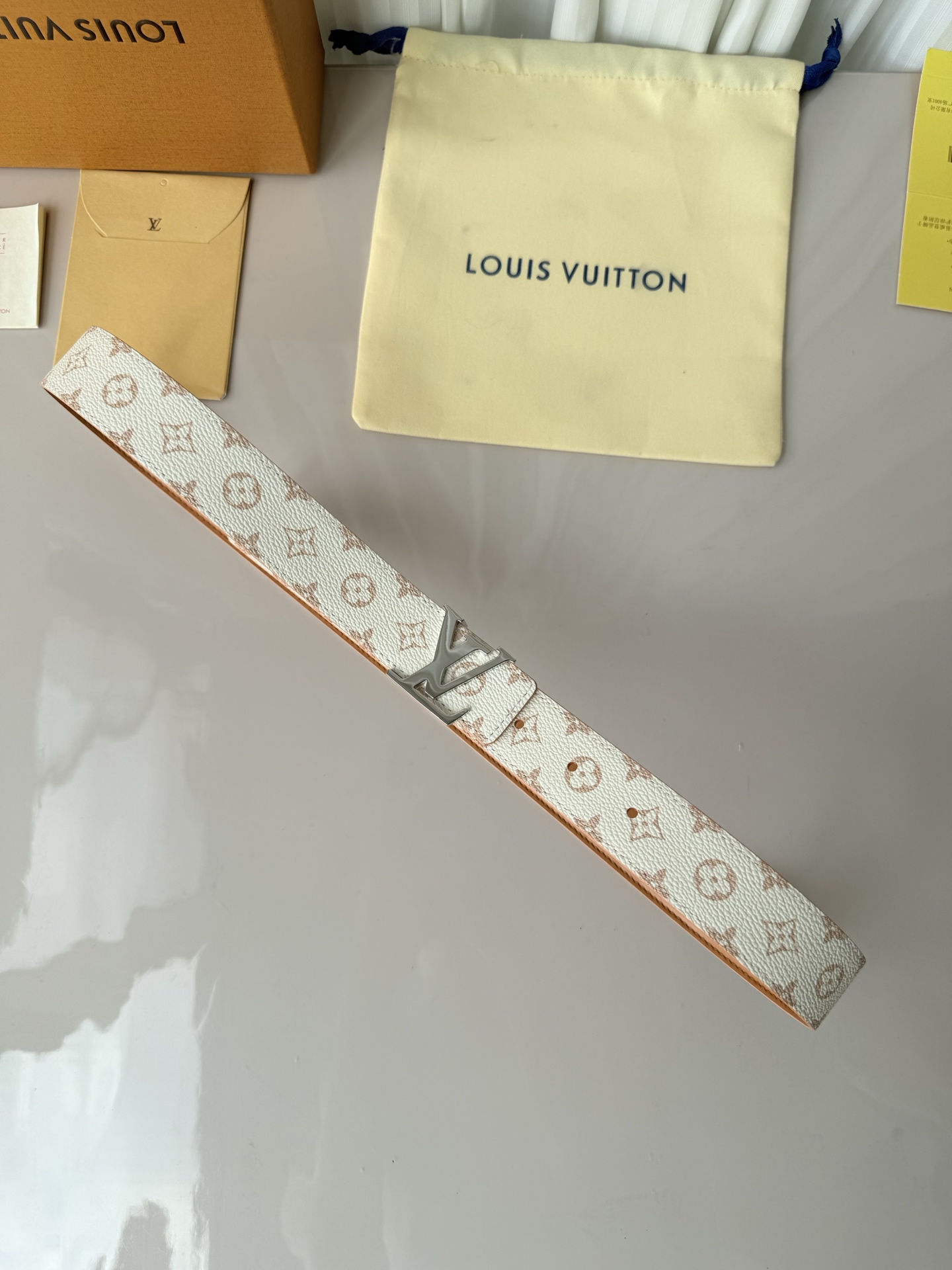 3.0宽 LV Mini Flowergram 双面腰带取材 Monogram 帆布和缝线皮革，以尖瓣 