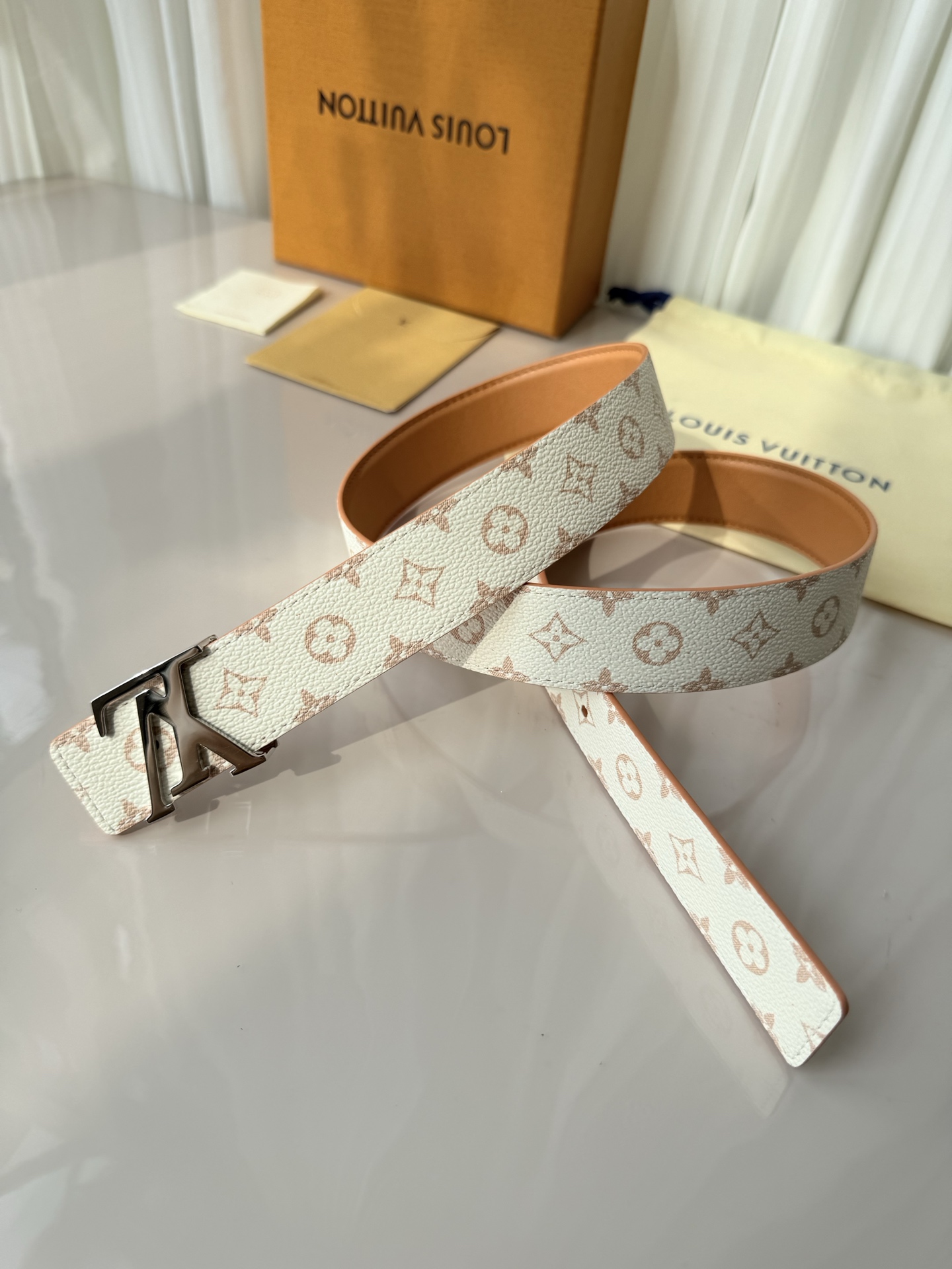 3.0宽 LV Mini Flowergram 双面腰带取材 Monogram 帆布和缝线皮革，以尖瓣 