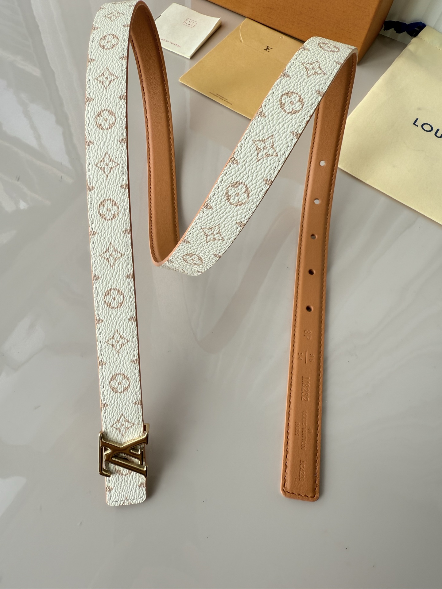 2.0宽 LV Mini Flowergram 双面腰带取材 Monogram 帆布和缝线皮革，以尖瓣 