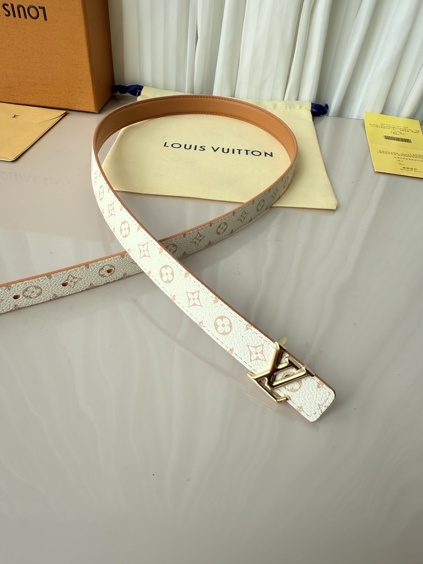 2.0宽 LV Mini Flowergram 双面腰带取材 Monogram 帆布和缝线皮革，以尖瓣 