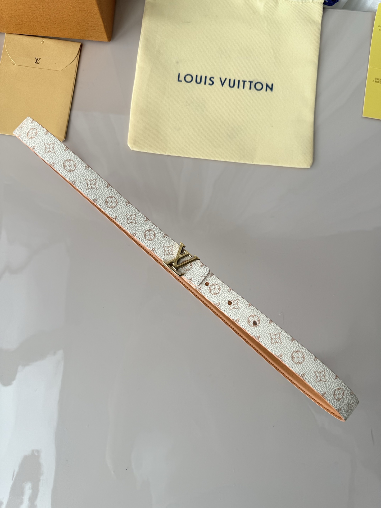 2.0宽 LV Mini Flowergram 双面腰带取材 Monogram 帆布和缝线皮革，以尖瓣 