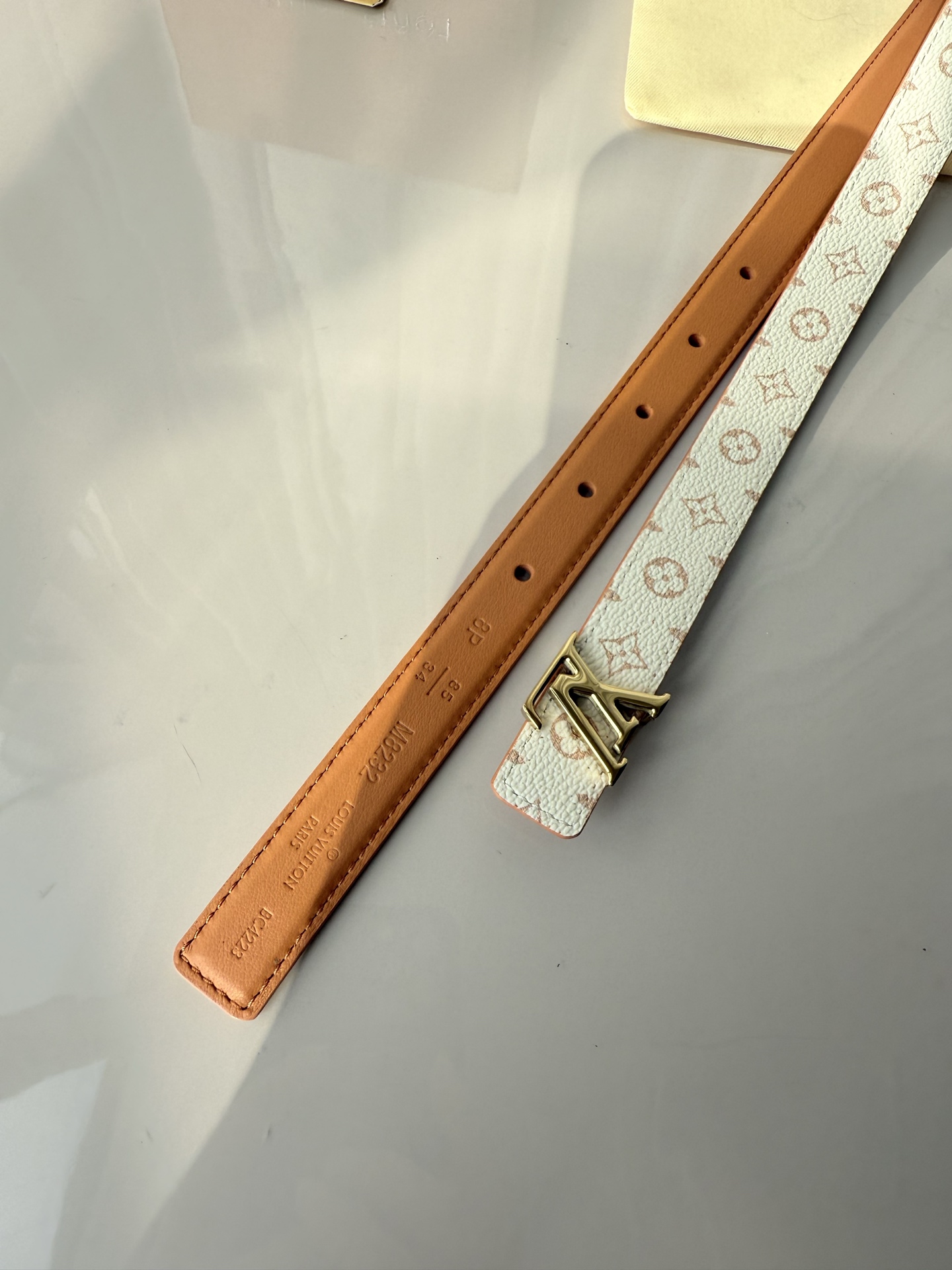 2.0宽 LV Mini Flowergram 双面腰带取材 Monogram 帆布和缝线皮革，以尖瓣 