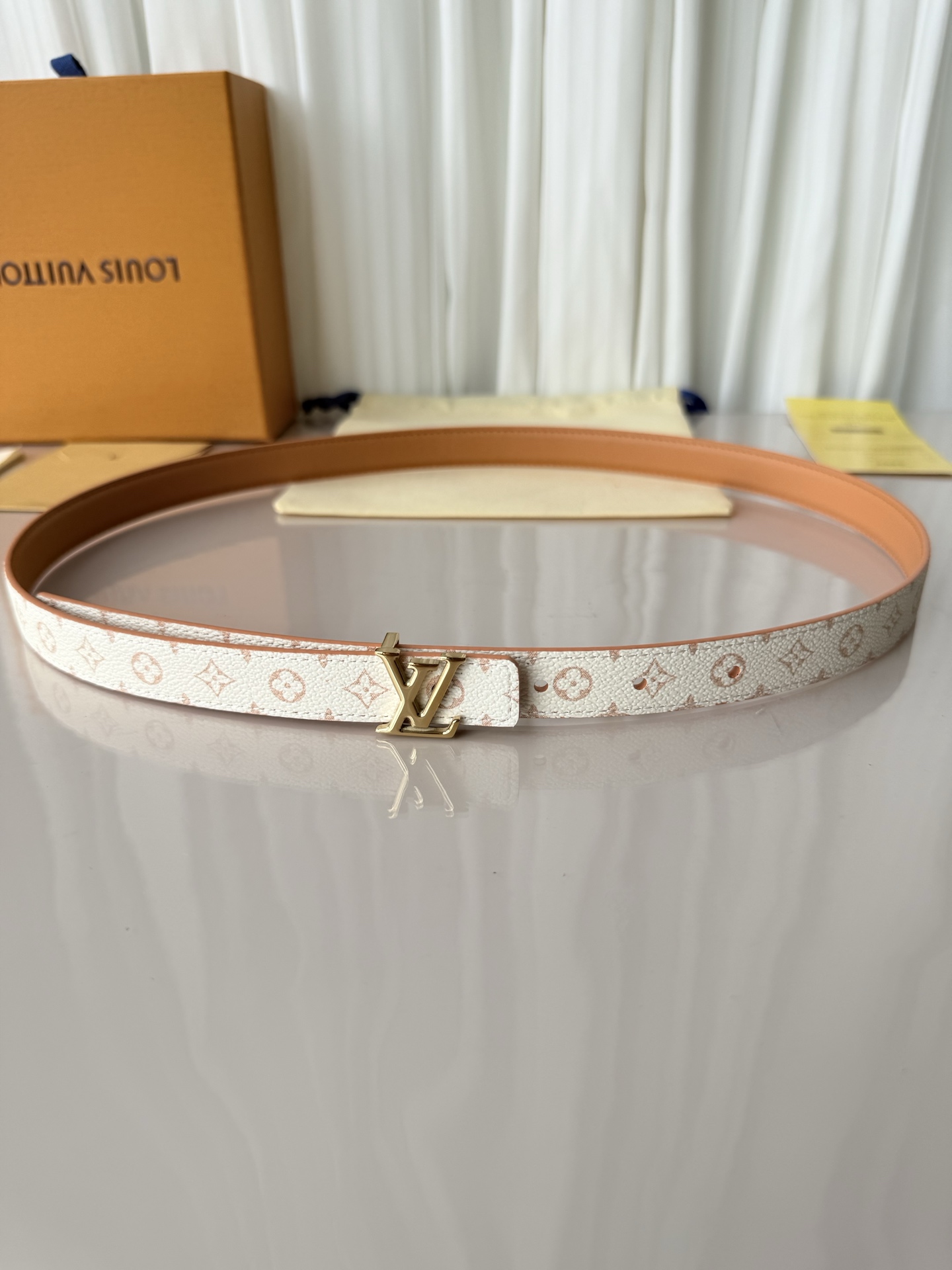 2.0宽 LV Mini Flowergram 双面腰带取材 Monogram 帆布和缝线皮革，以尖瓣 
